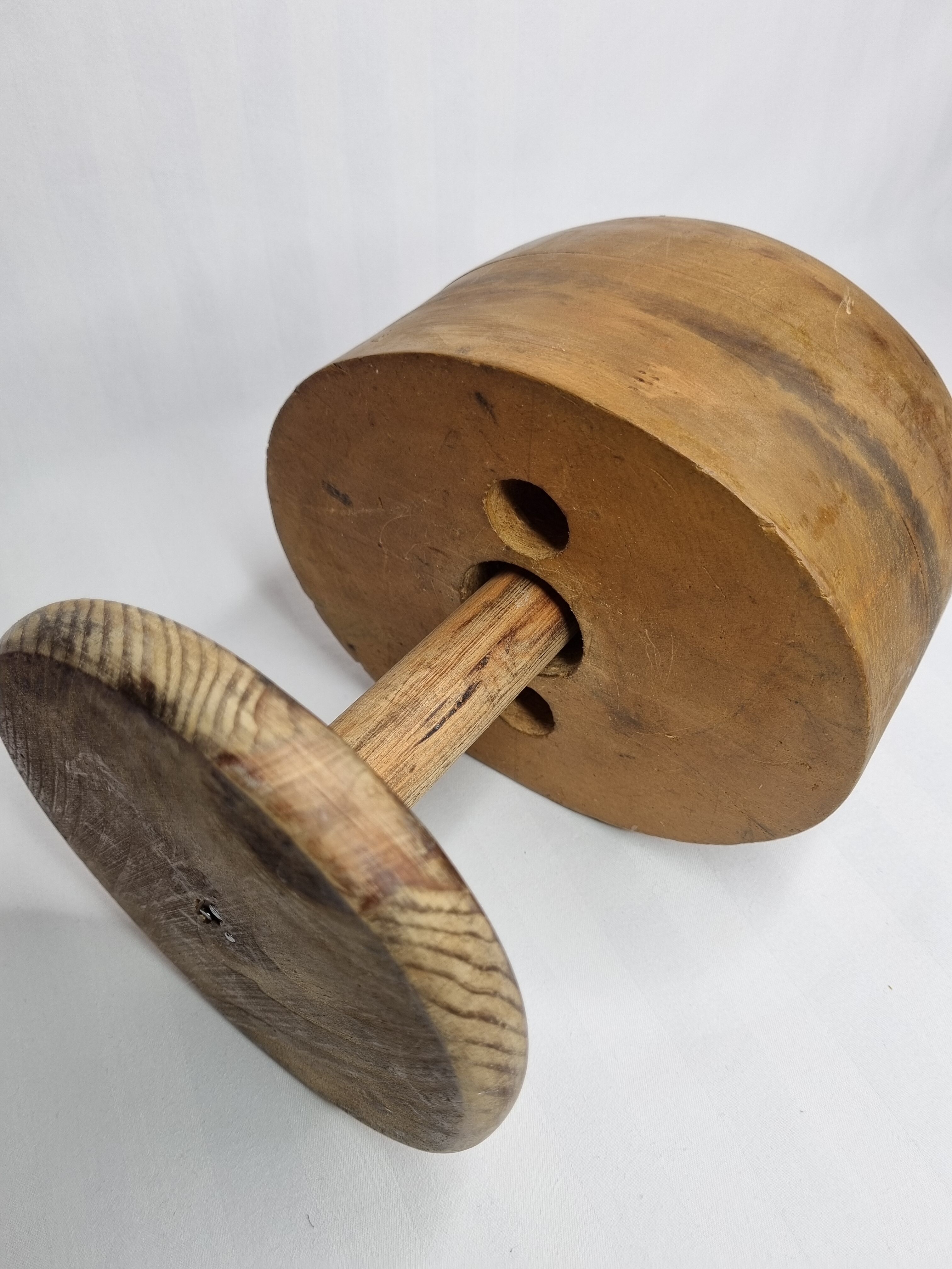 Forme à chapeau en bois ancienne sur pied, 1900