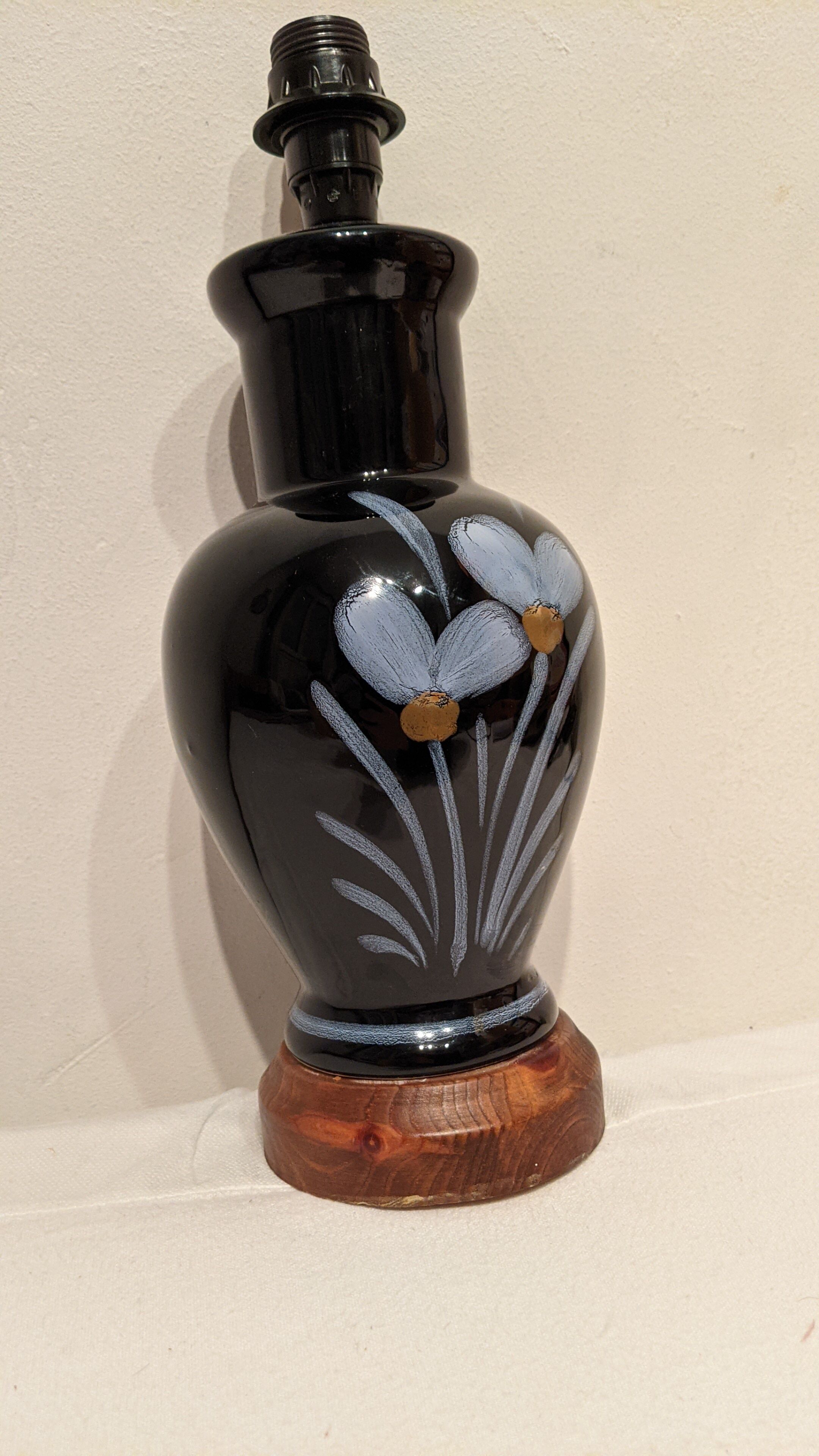 Very nice vintage lamp to lay in excellent hand-painted condition