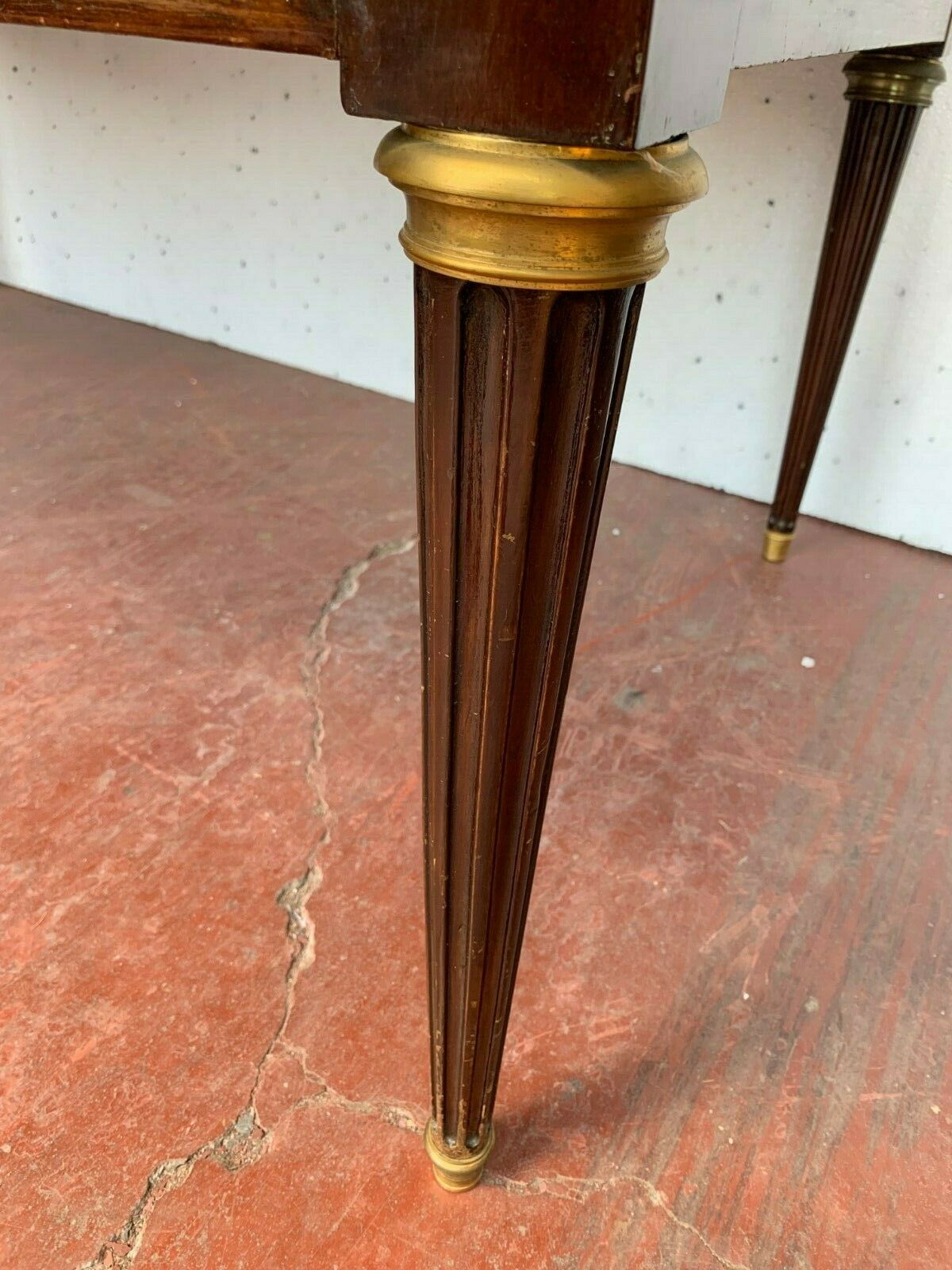 Flat desk with Louis XVI-style zippers in mahogany Top leather 20th century