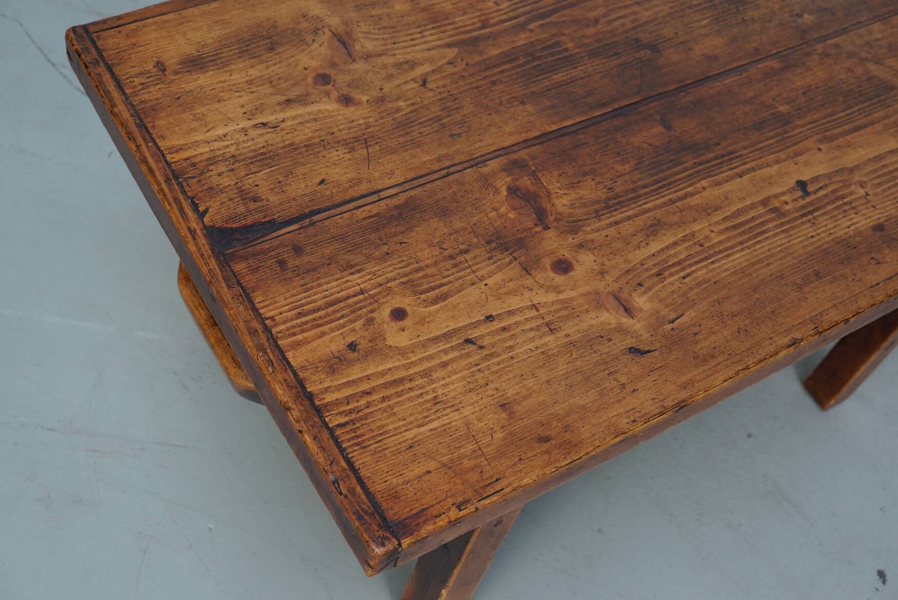 Table basse en pin rustique, style ferme français du début du 20e siècle