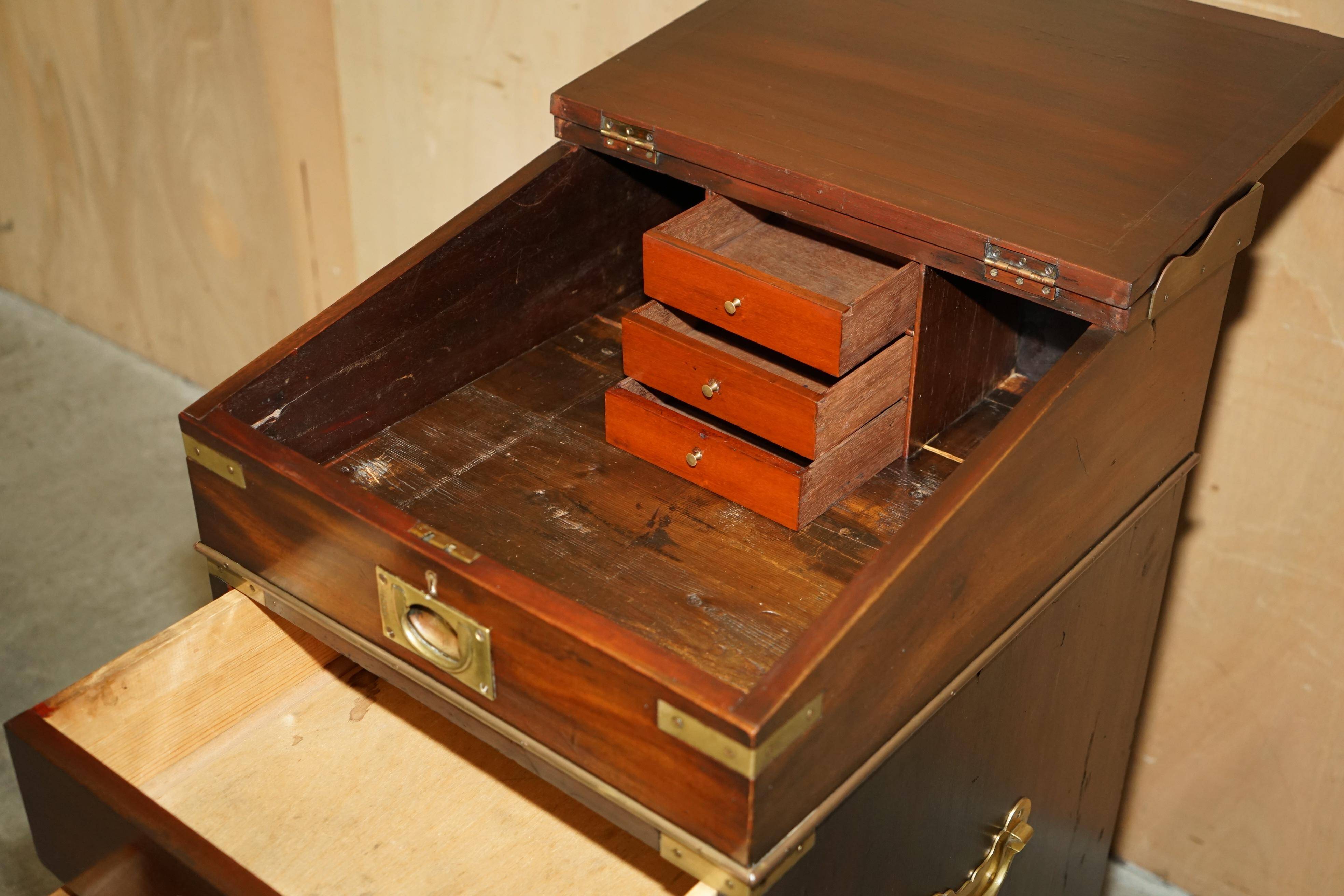 Bureau de campagne Davenport victorien antique en cuir avec galerie en laiton