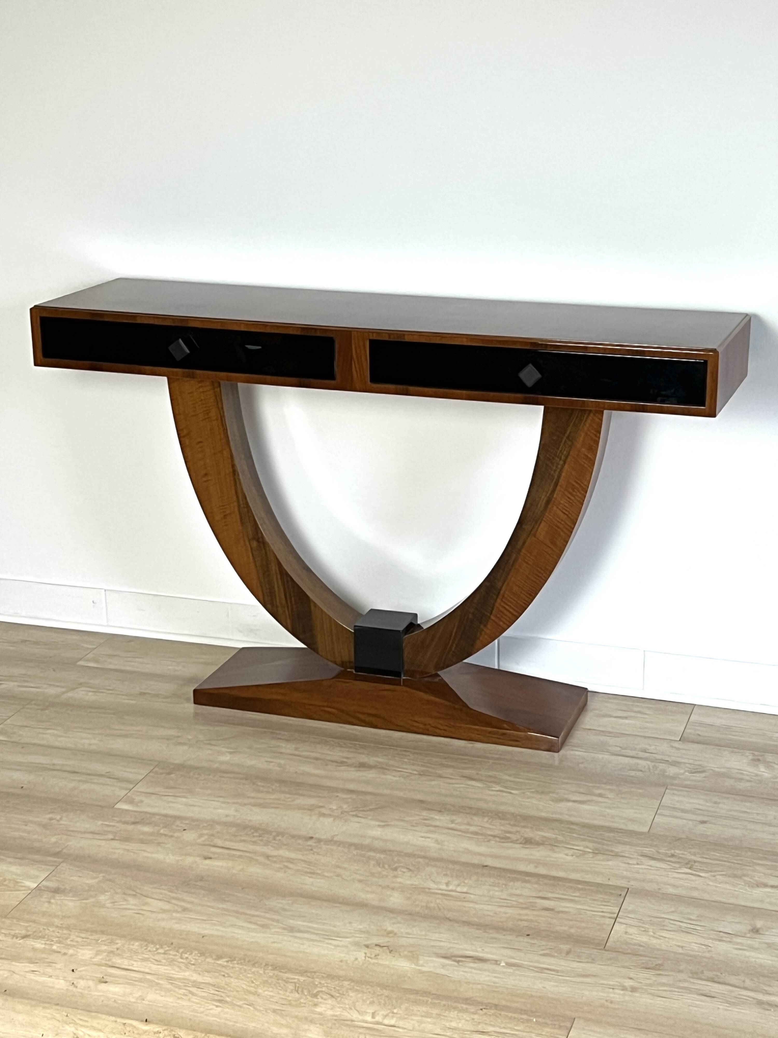 Console Art déco moderne avec façades noires