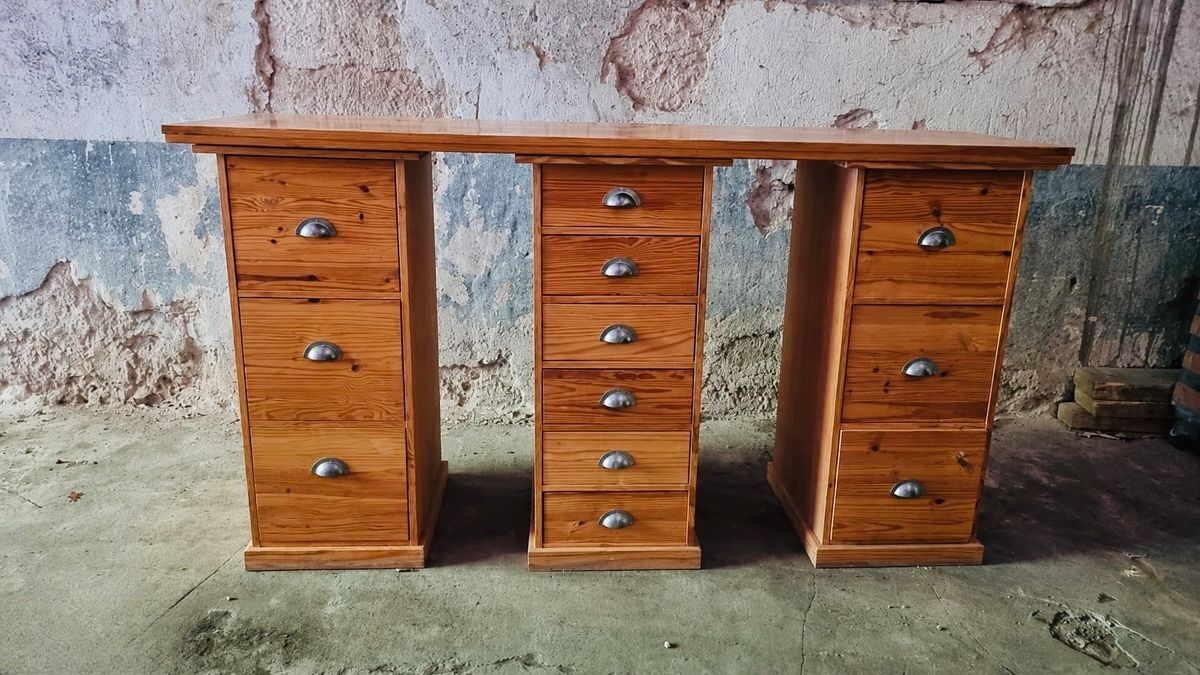Solid wood desk in workshop/industrial style – very good condition