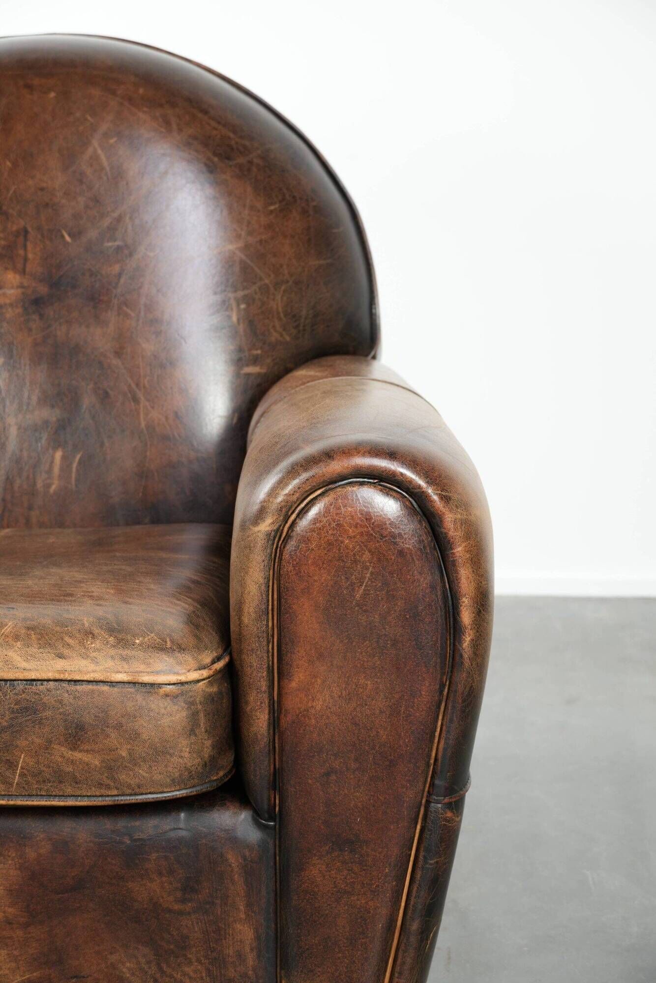 Armchair made of comfortable sheepskin leather in Art Deco design