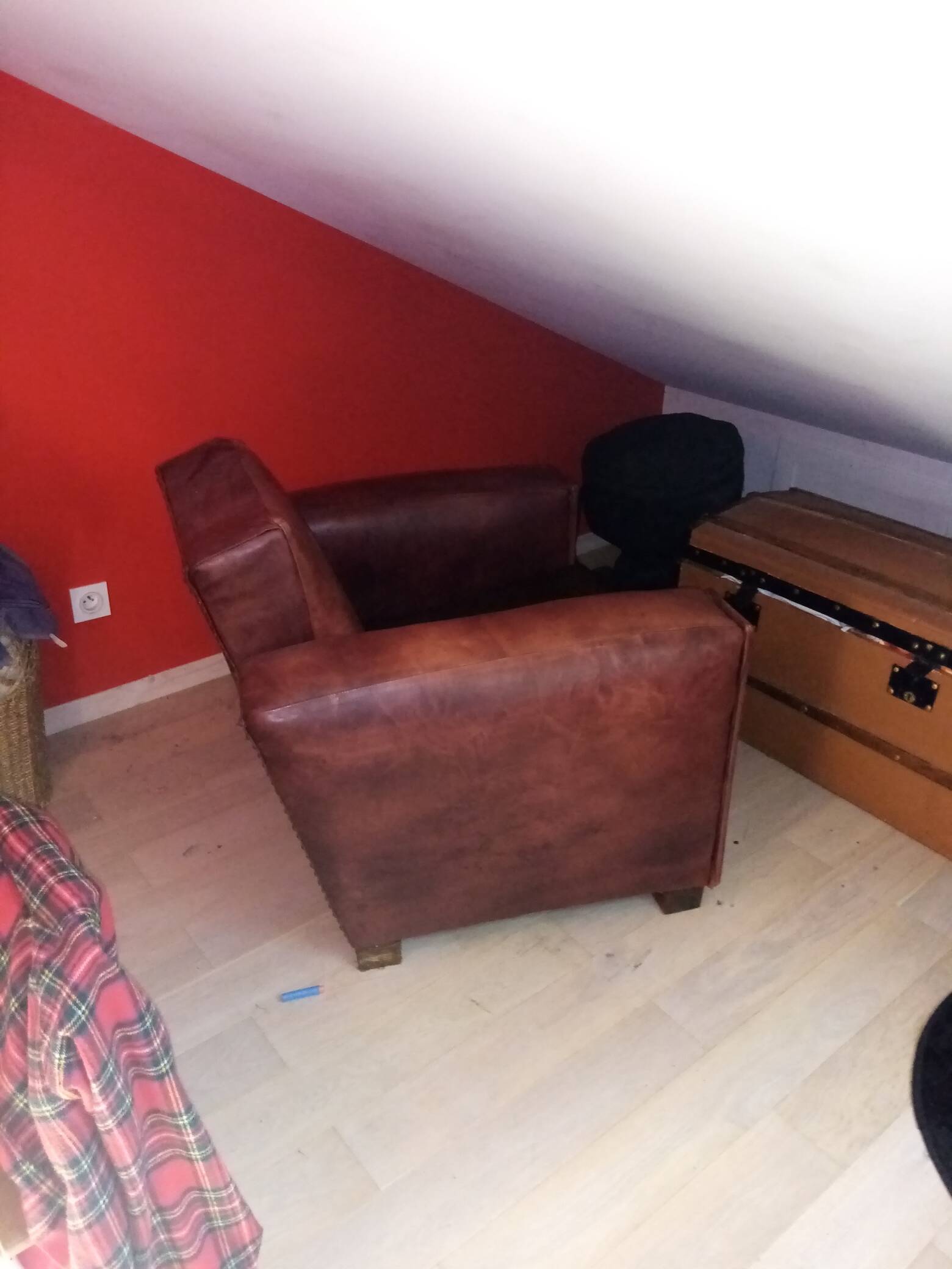 Square club armchair