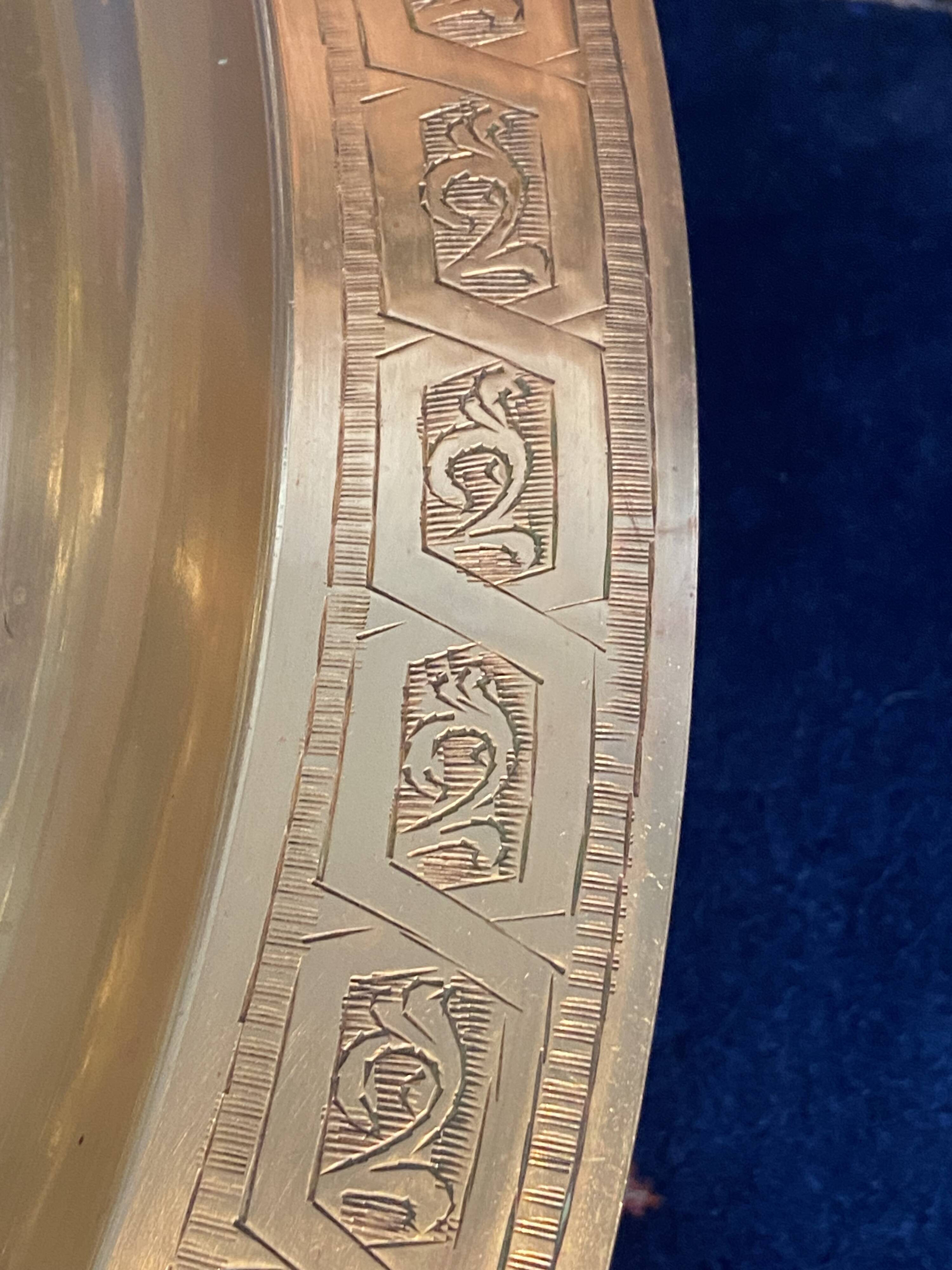 Very large coffee table with bronze top and chiseled decor, 100 cm