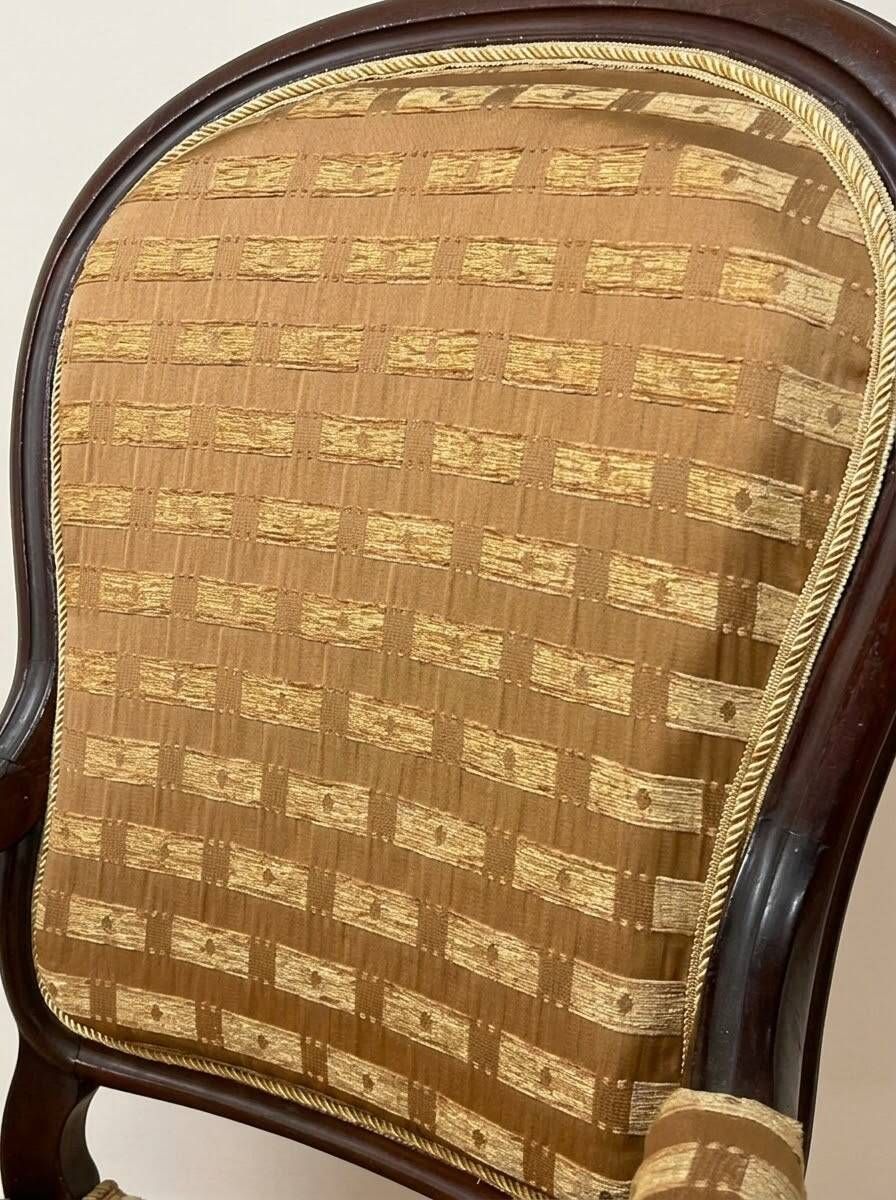 Fauteuil cabriolet classique en bois et tissu texturé doré