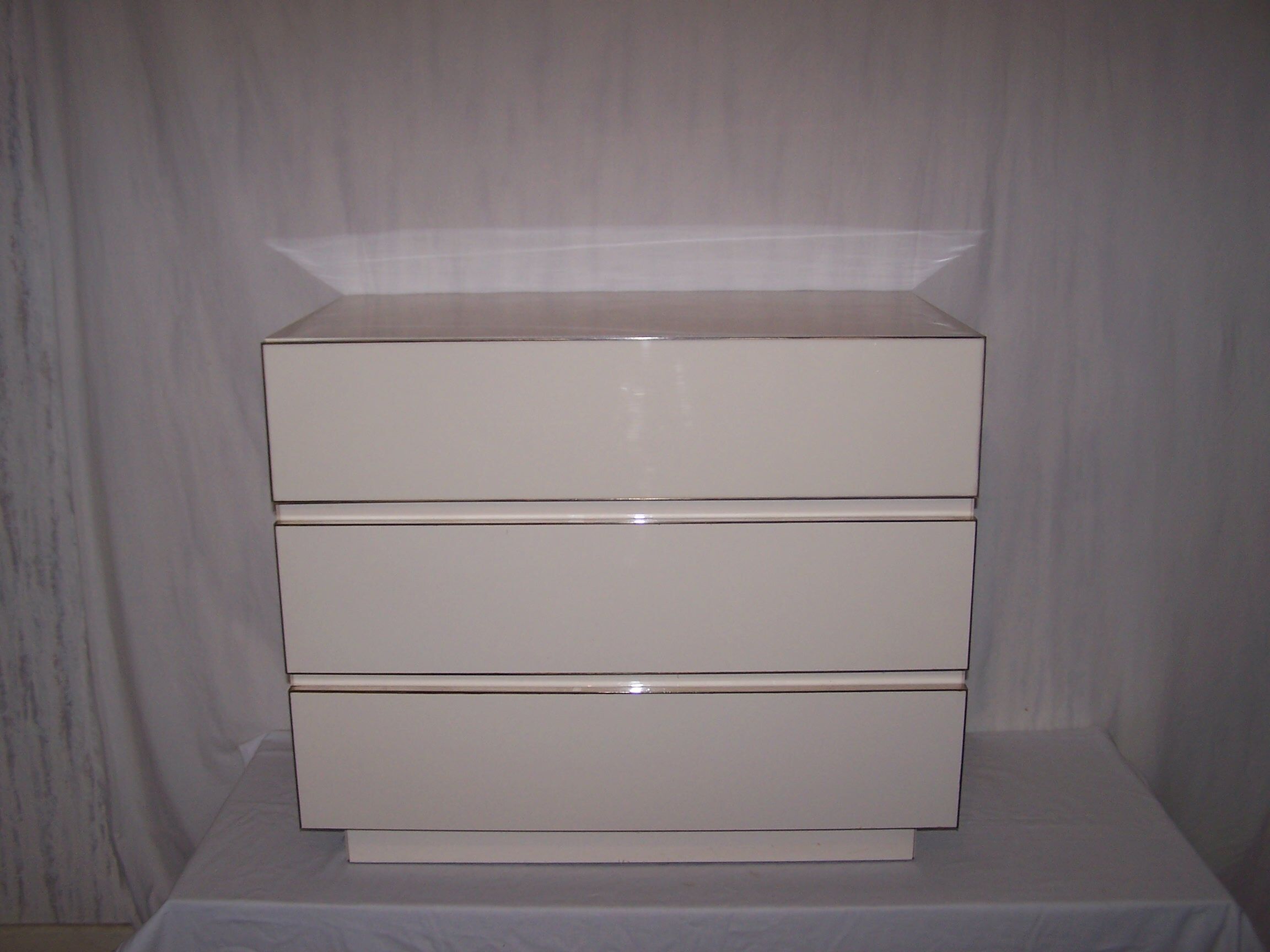 White chest of drawers of the 70s