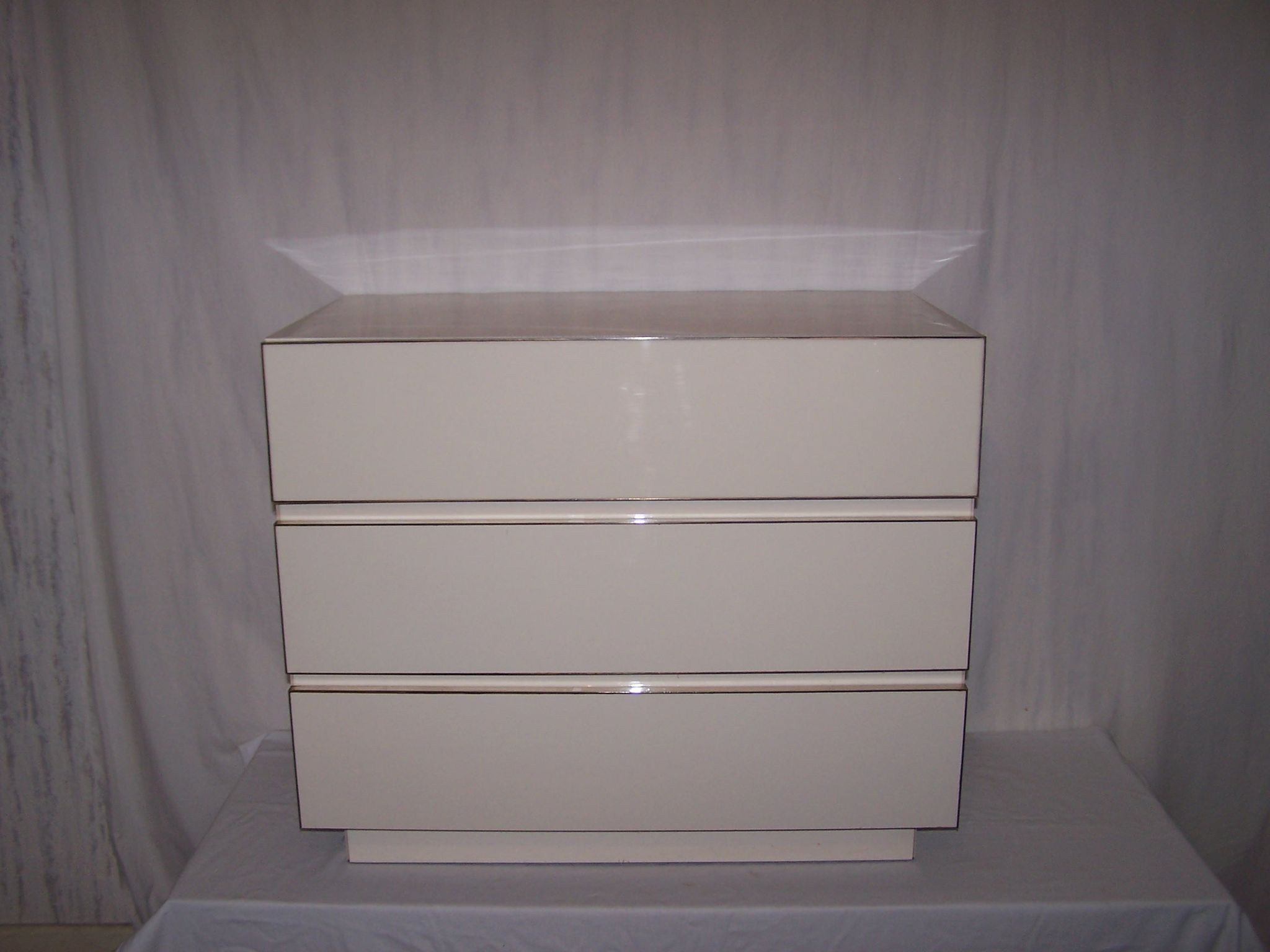Commode blanche des années 70