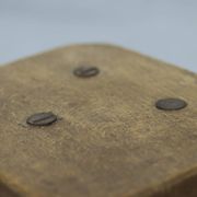 Tabouret en chêne primitif Wabi Sabi antique