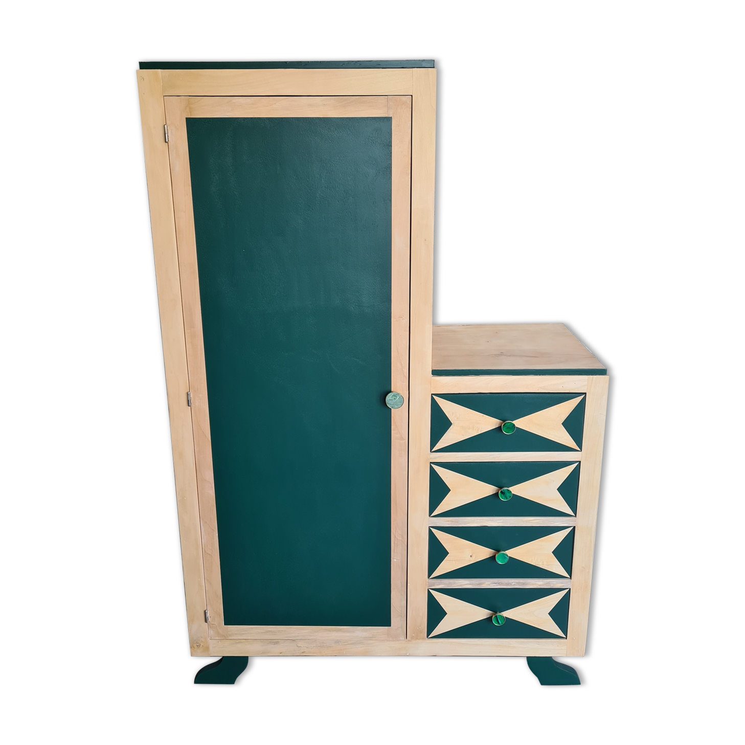 Asymmetrical cabinet