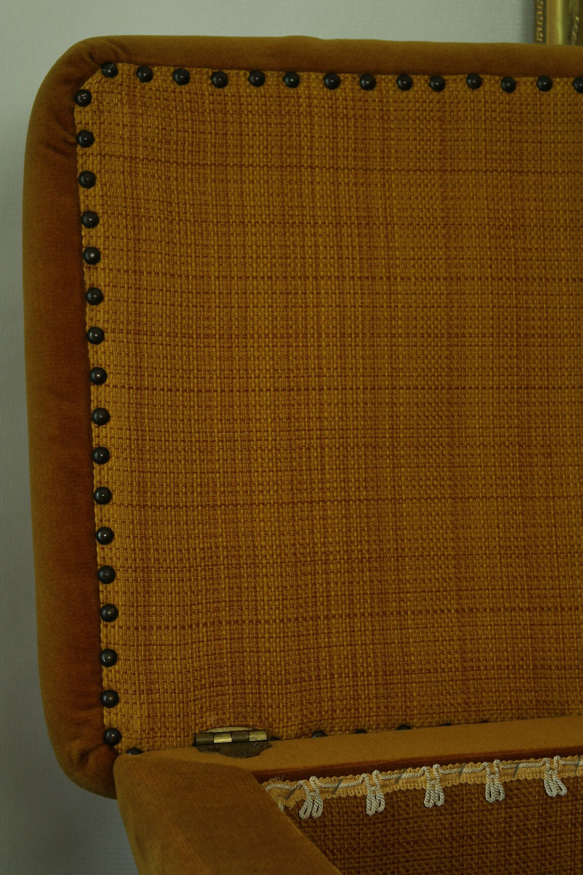 Pouf coffre vintage velours ocre et passementerie