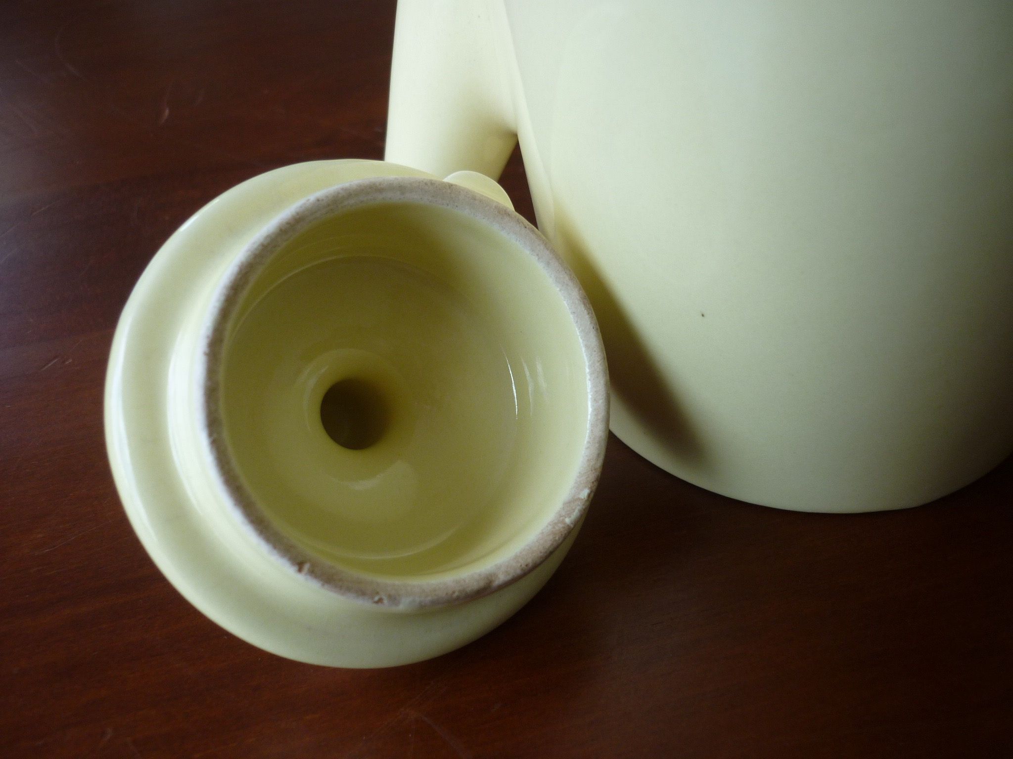 Cafetière jaune en céramique vintage