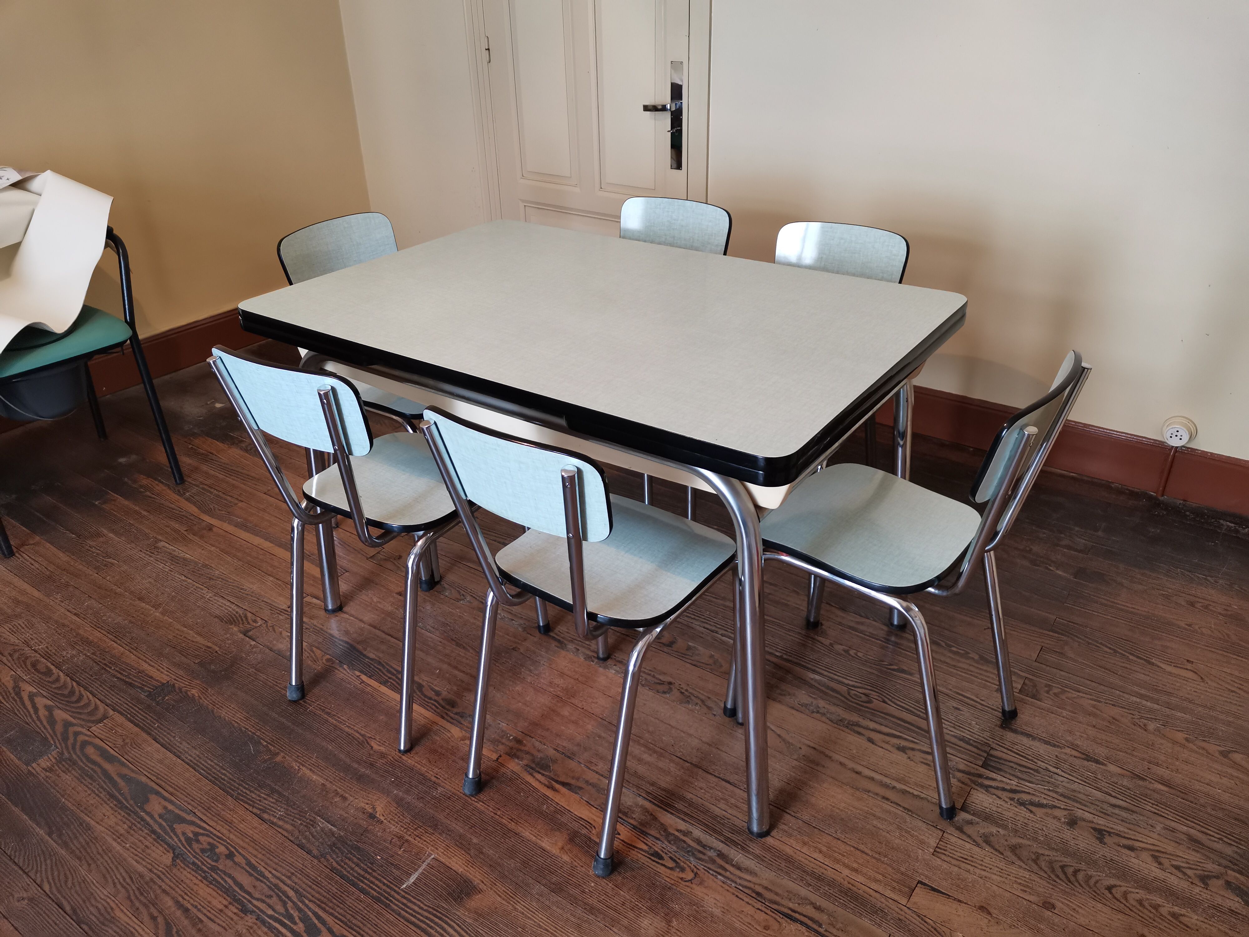 Table and 6 chairs in formica