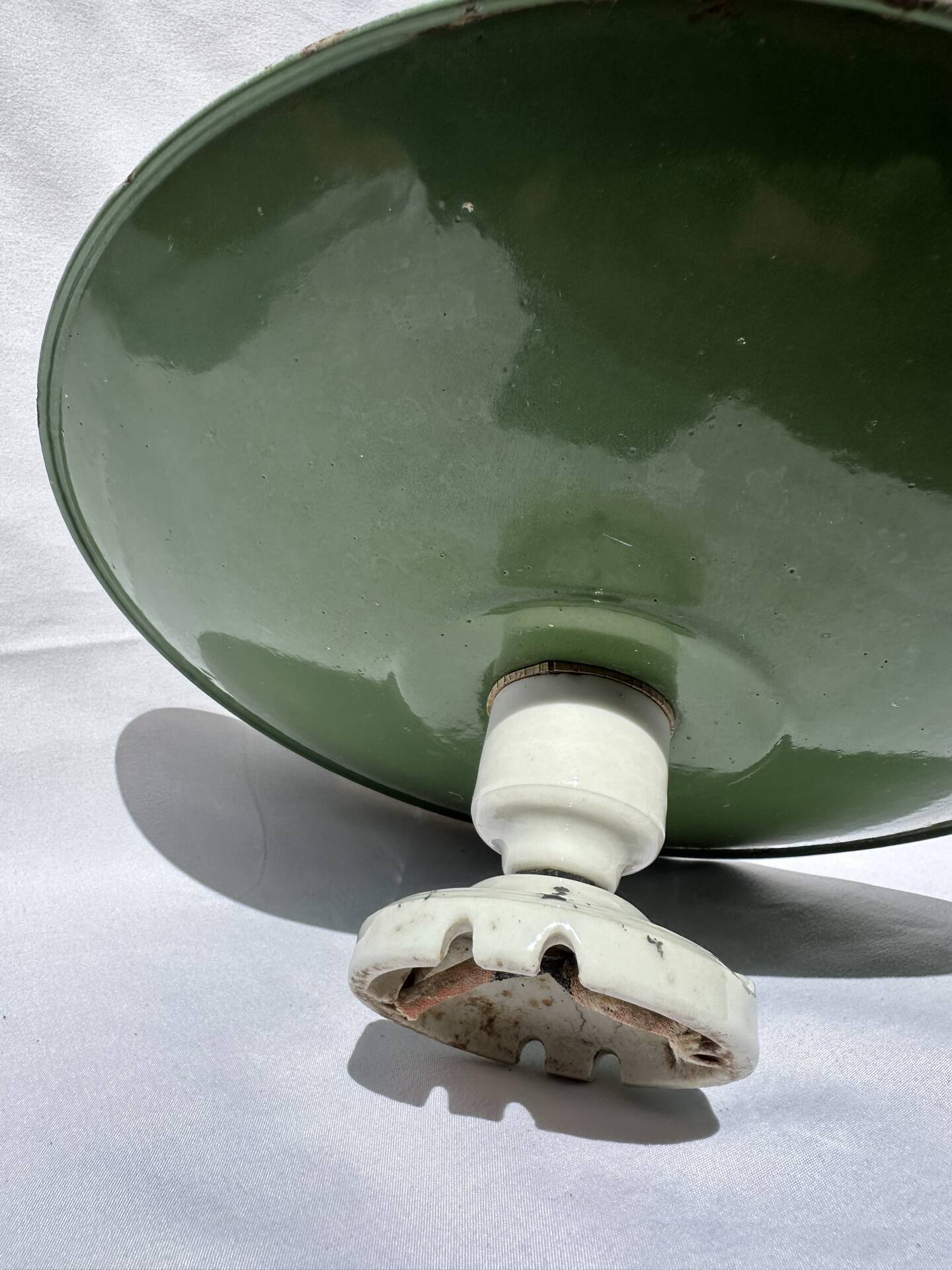 Antique wall lamp with an enamelled metal shade and porcelain.
