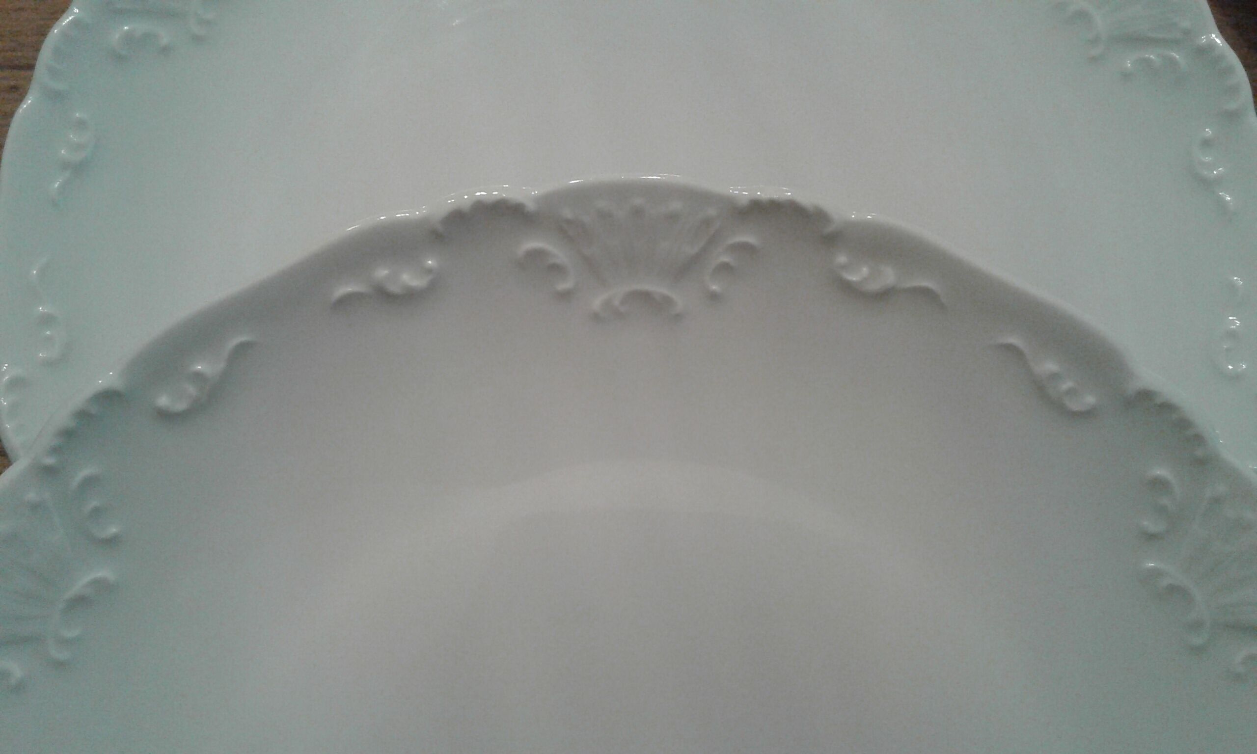 Set of 6 Tharaud Limoges porcelain flat plates. Diameter 21.5 cm