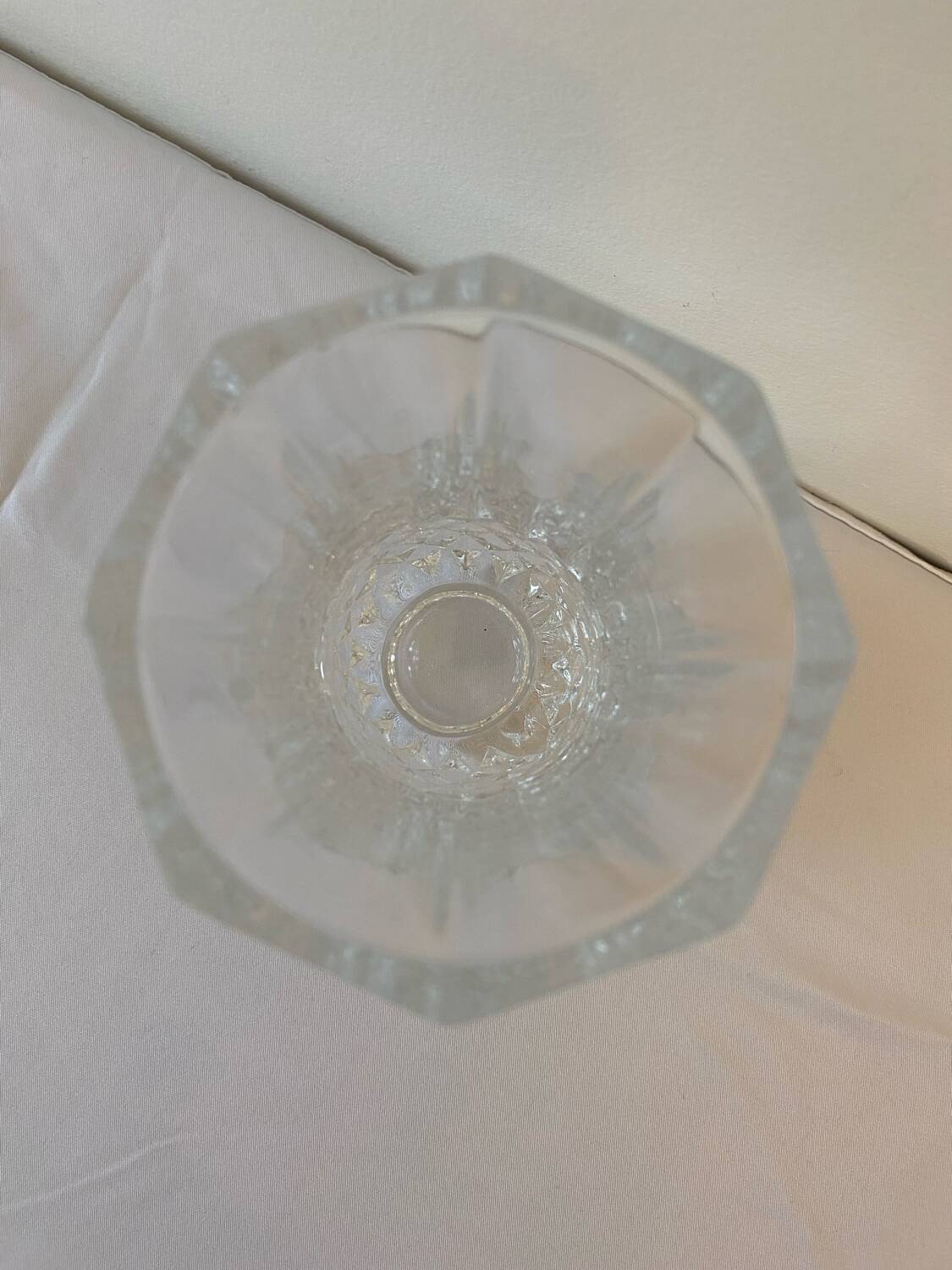 Petit vase en verre ciselé