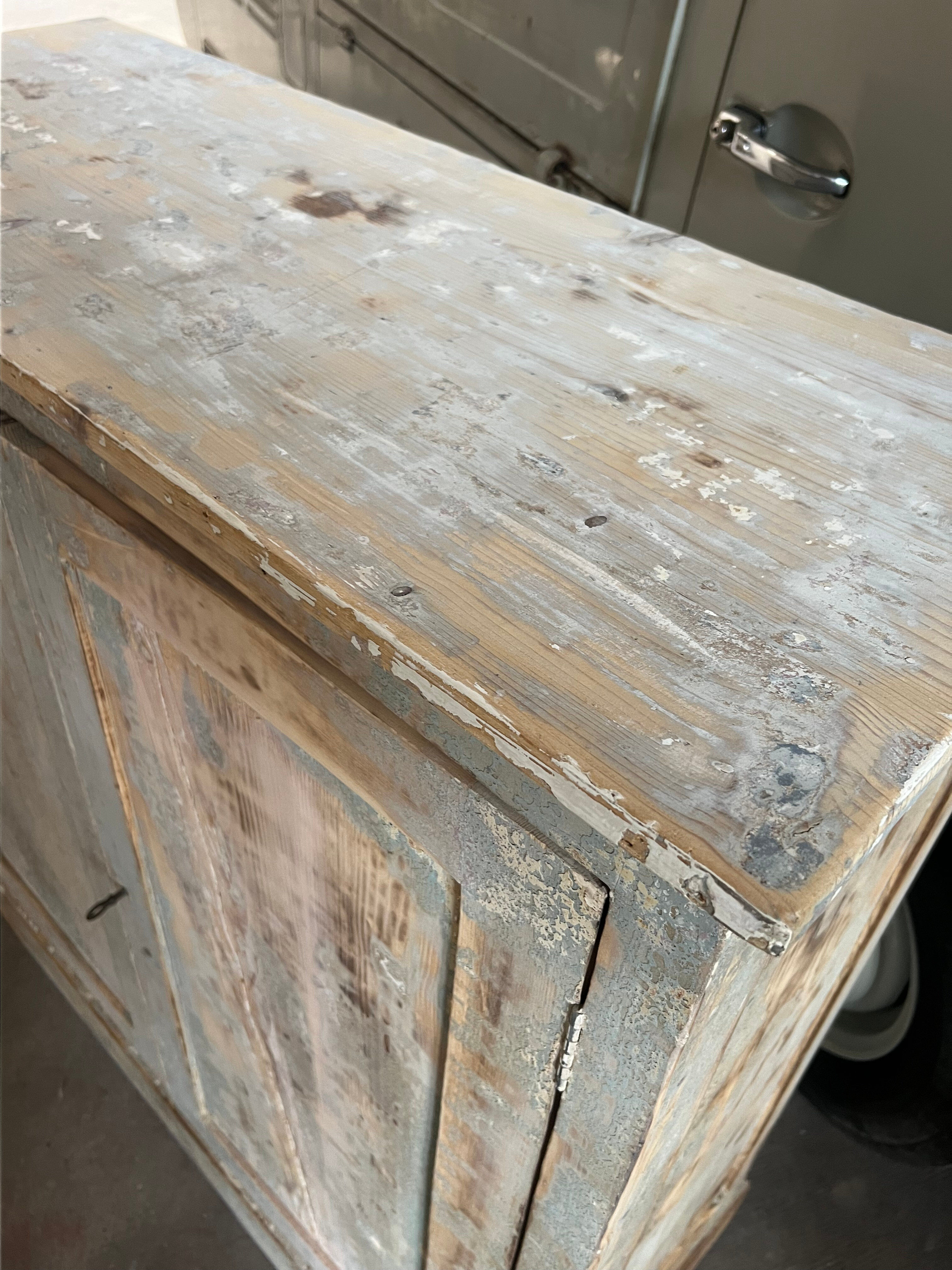 Buffet painted