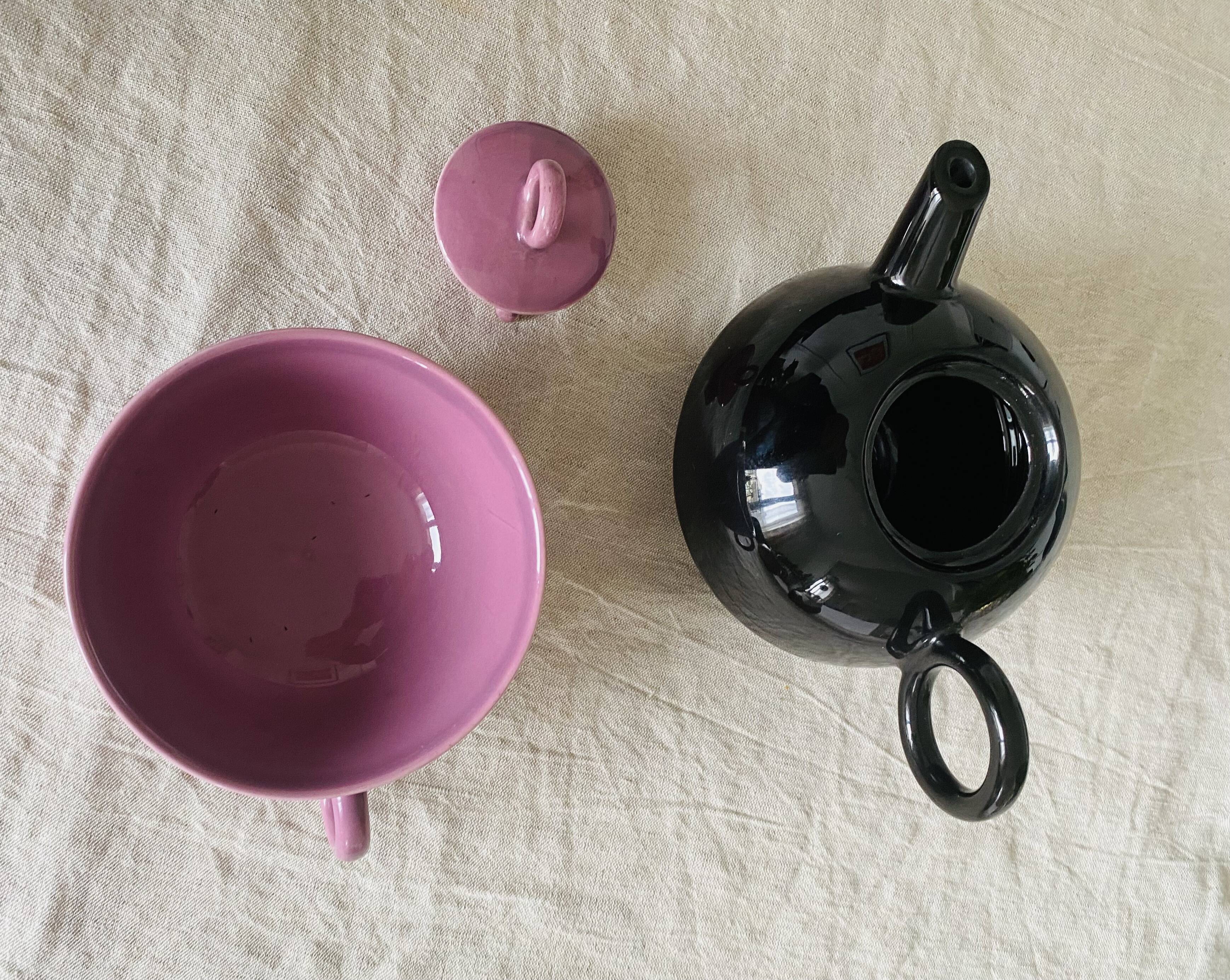 Selfish teapot and its cup