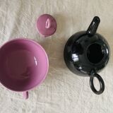 Selfish teapot and its cup