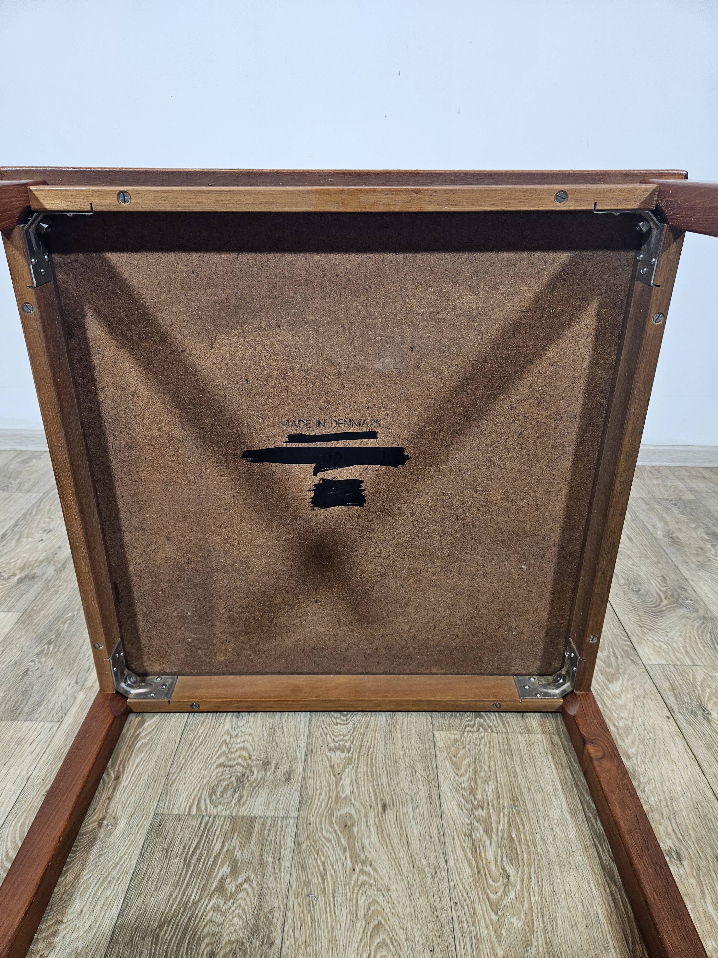 Table en teck avec céramiques, Danemark, années 1960.