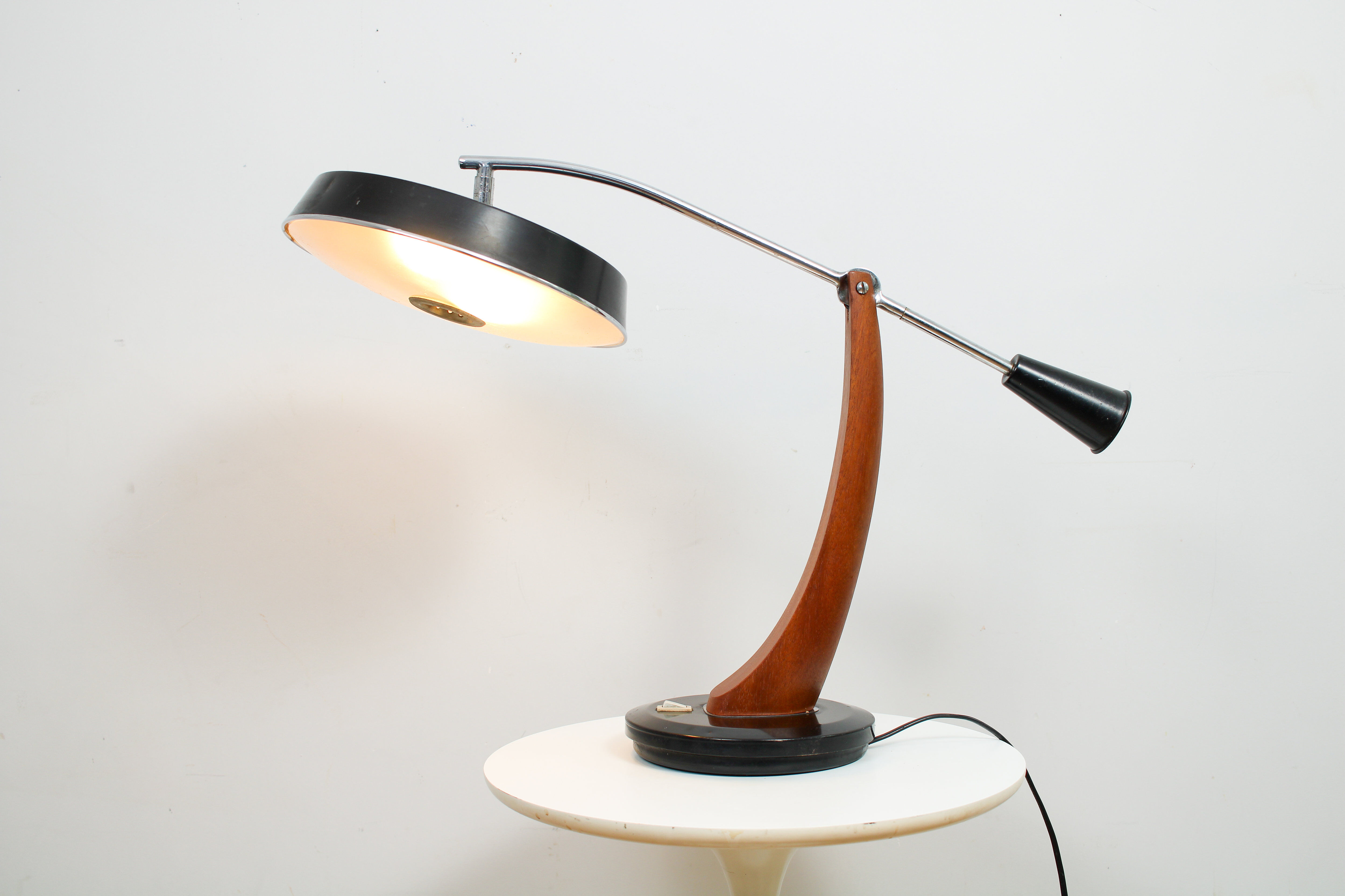 FASE President Pendulum in black with a walnut base