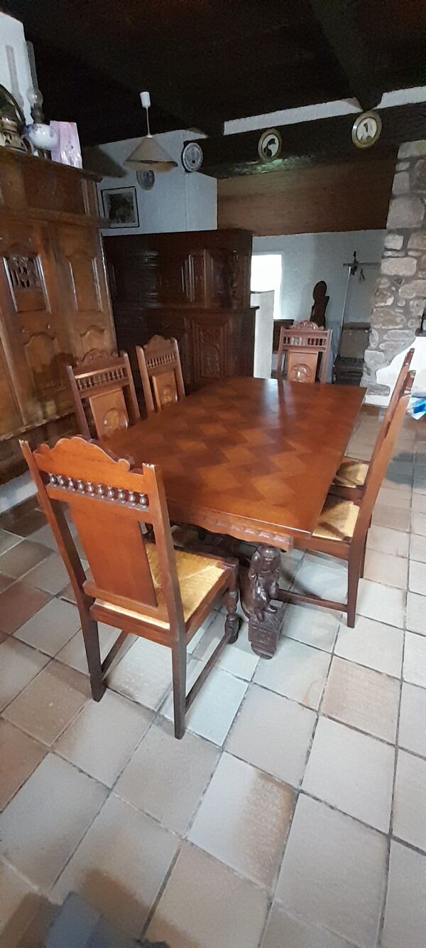 Table de salle à manger bretonne avec 2 rallonges et 6 chaises avec personnages bretons sculptés