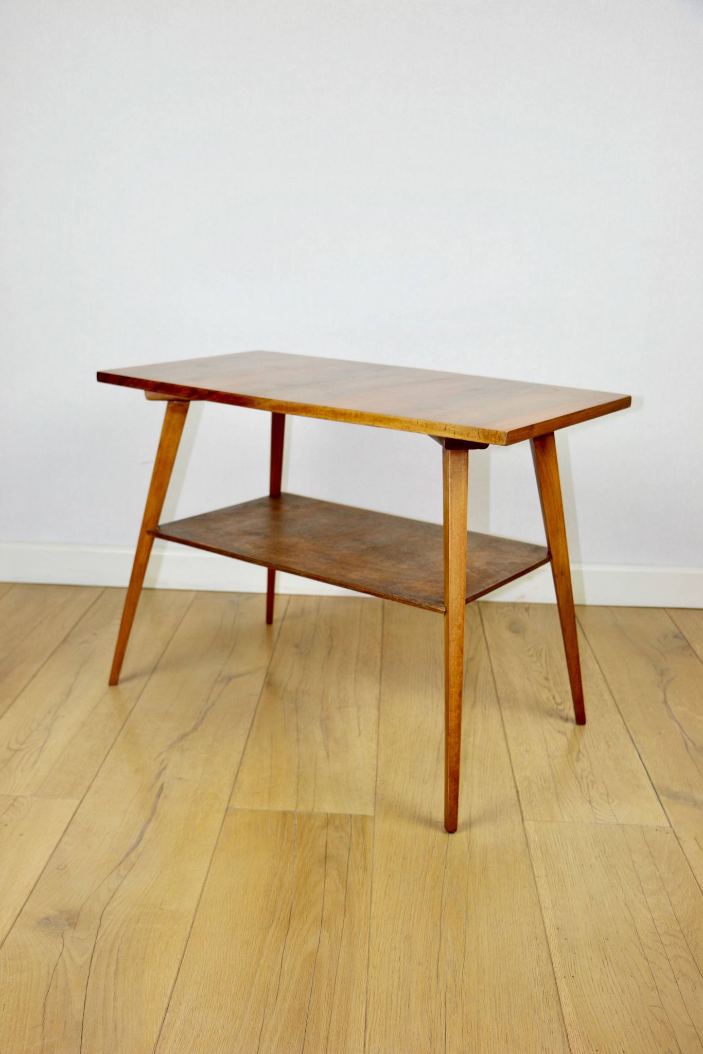Table basse console en polonais des années 1970, carrée et multifacette.