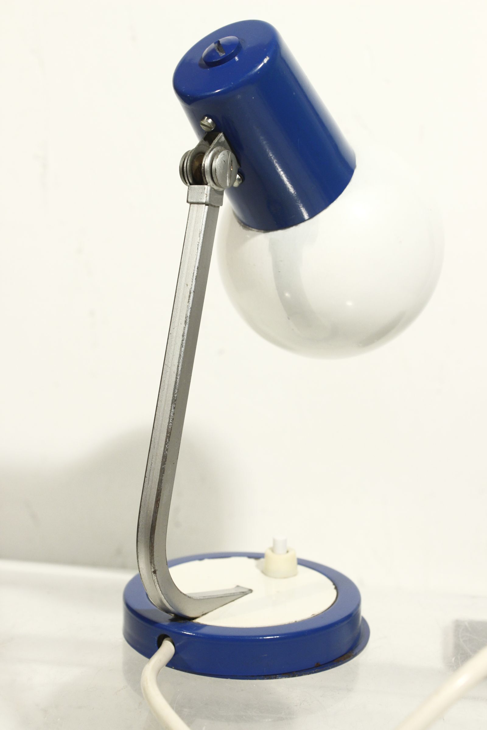 Lampe de bureau vintage métal peint blanc & bleu design Allemagne 1960s
