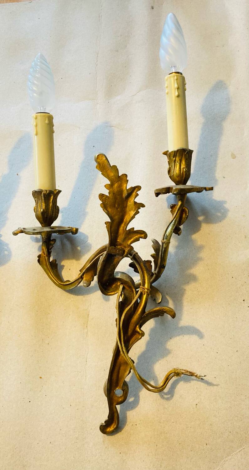 Paire d'appliques Louis XV en bronze décor de feuilles d’acanthes