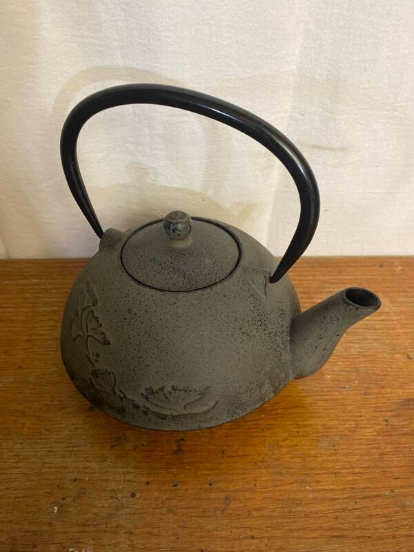 Bouilloire théière japonaise ancienne en fonte noire décor fleurs