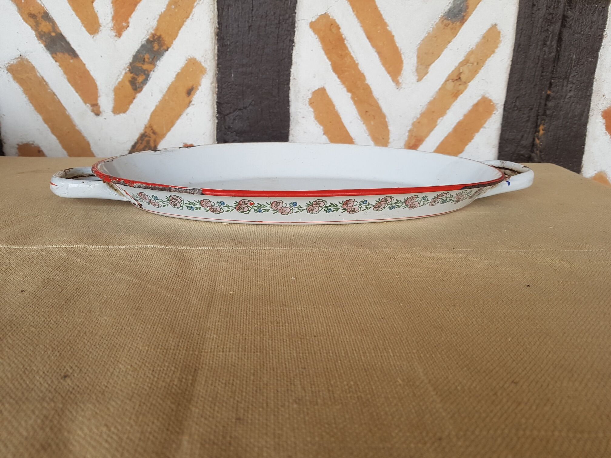 Old enamelled sheet metal dish