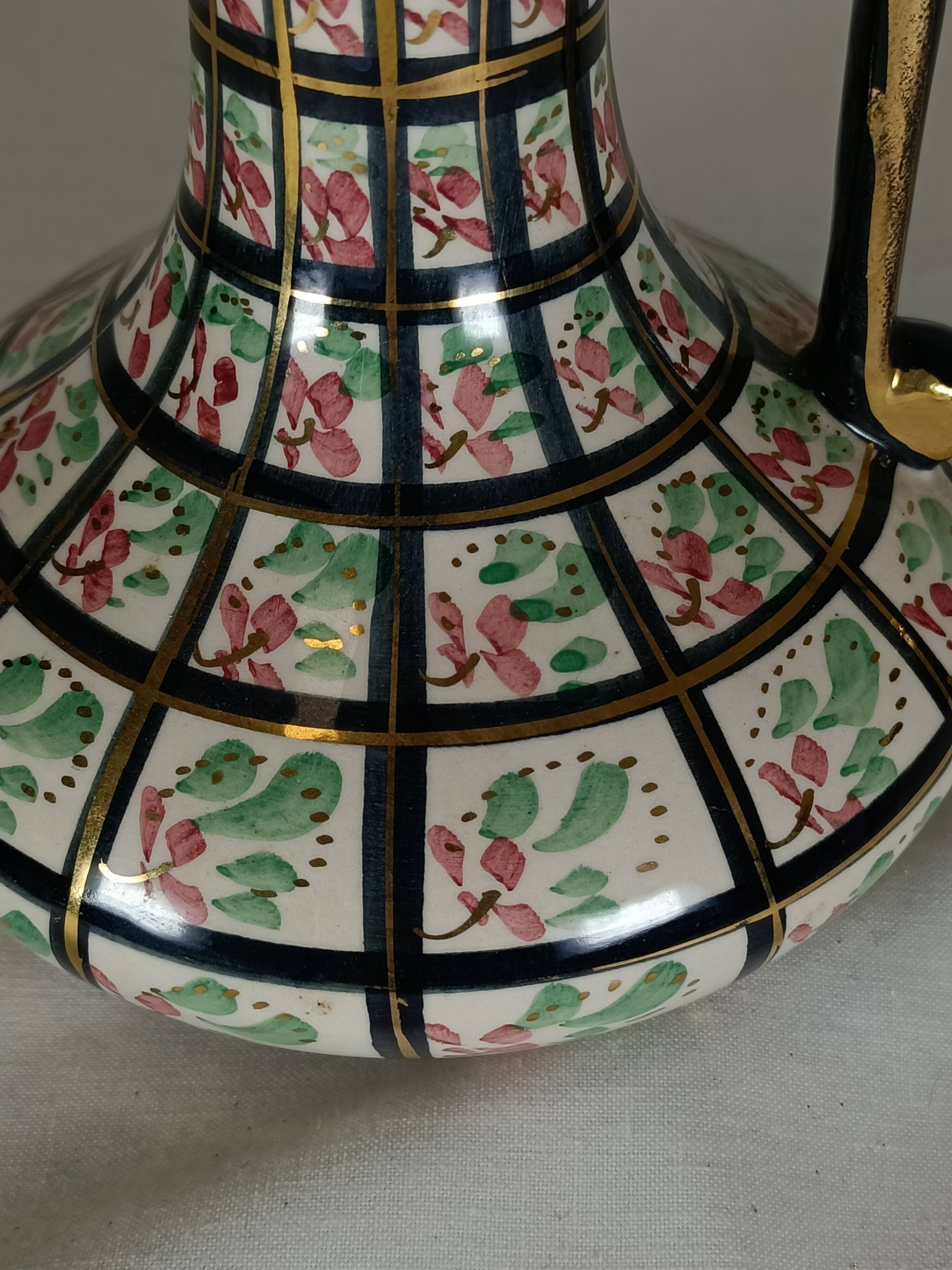 Aiguière ancienne en faïence décor floral – XIXe siècle