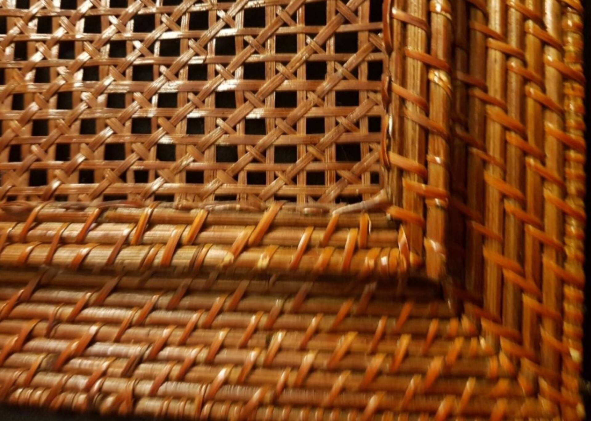 Square placemat in woven rattan and caning