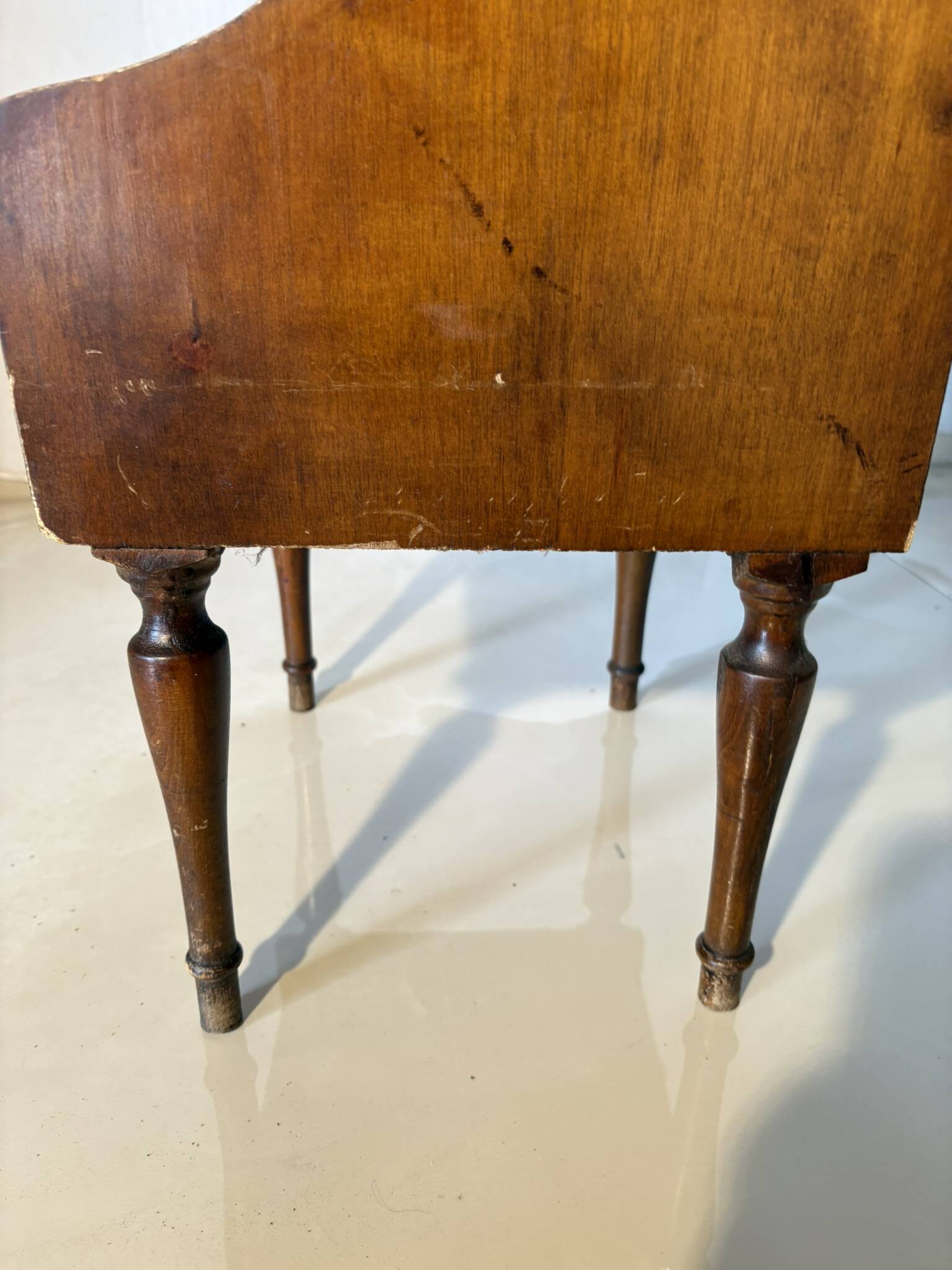 Vintage wooden magazine rack – curved lines and tapered legs