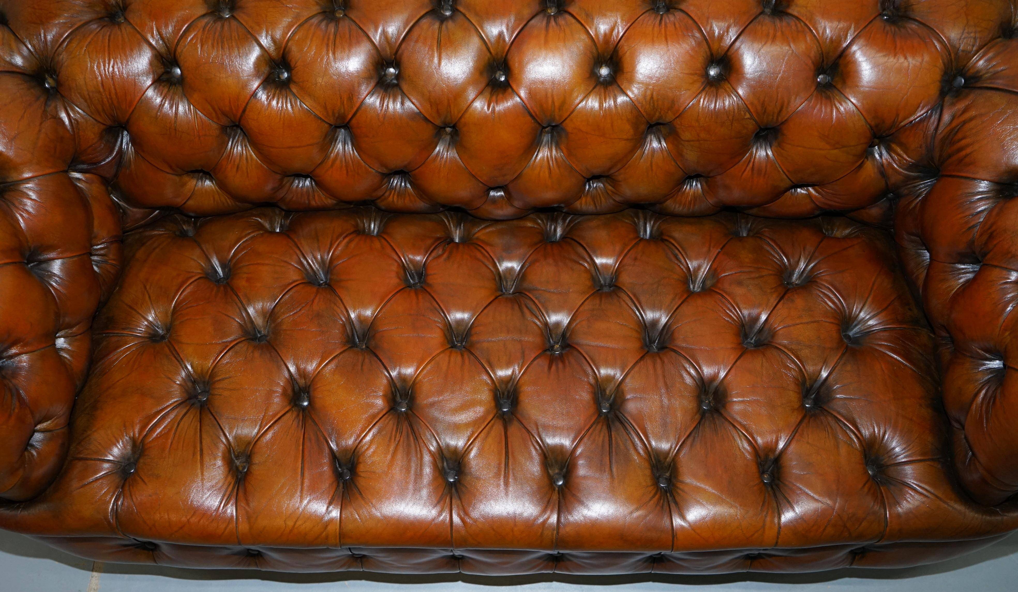 Victorian Chesterfield canapé from 1890 in restored leather, stamped Cornelius V. Smith.