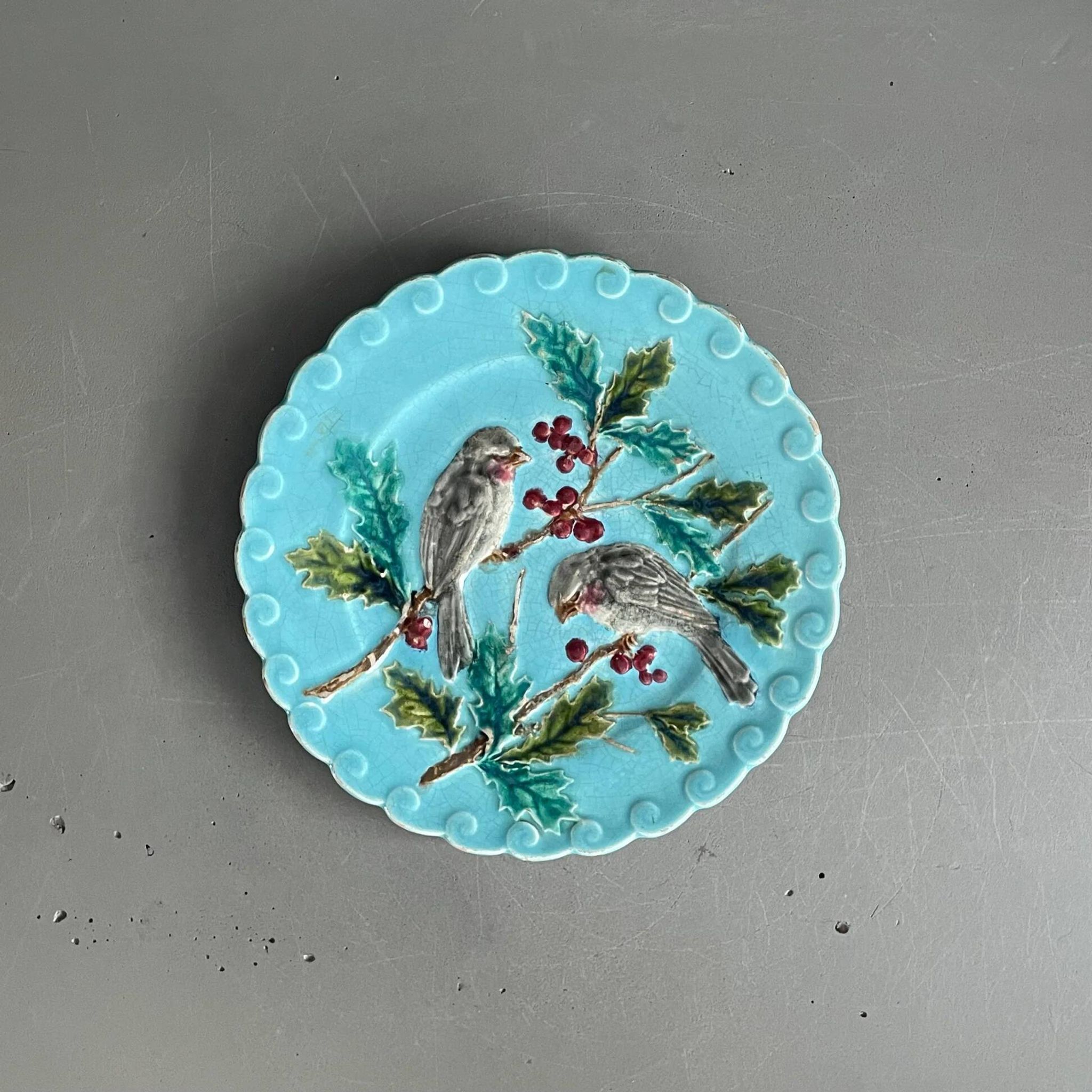 Plate with birds and holly in Sarreguemines majolica from the 19th century - Barbotine - Ref 1158