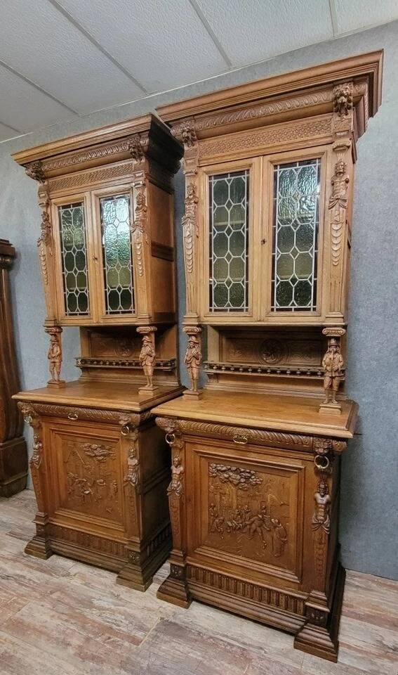 Paire de buffets deux-corps de style Renaissance richement sculp