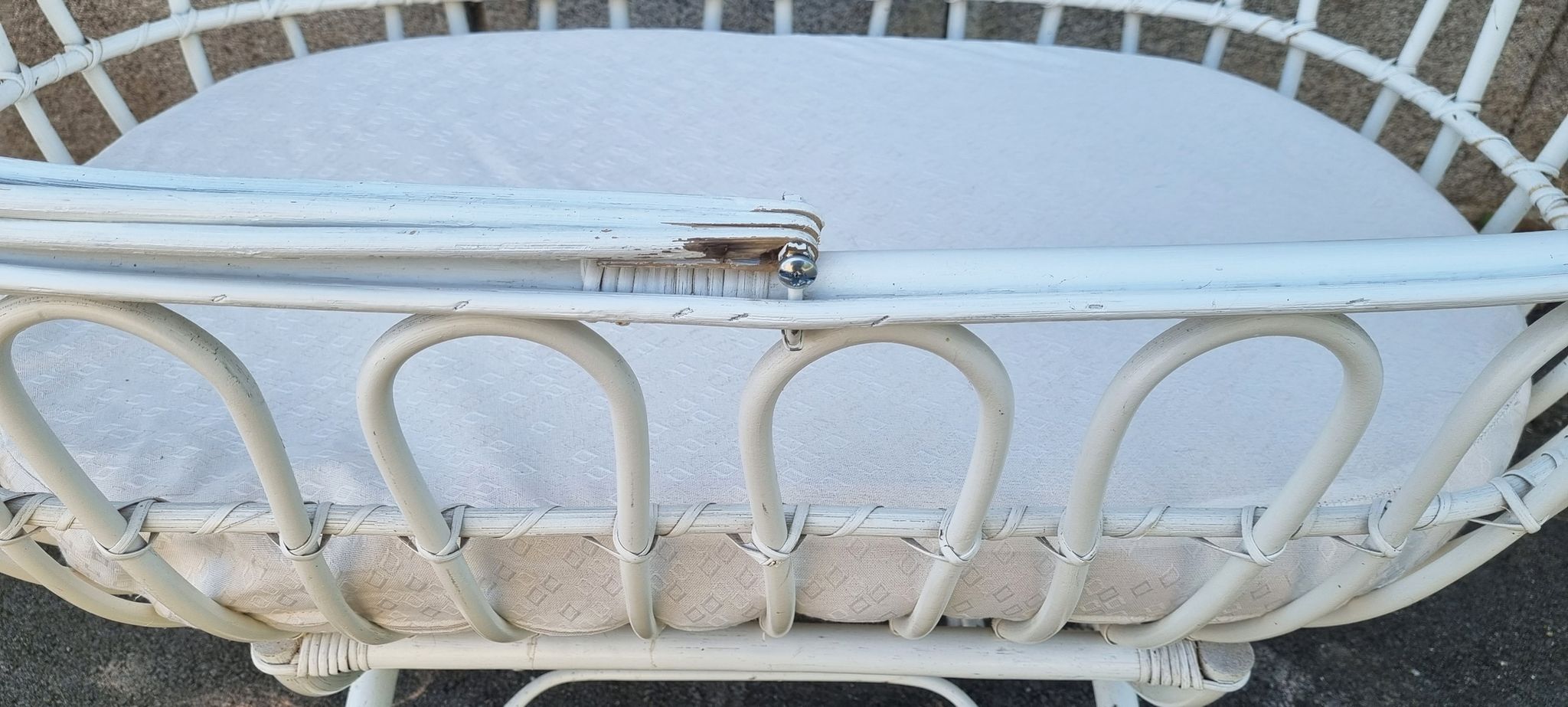 Lit berceau bambou rotin à roulettes, blanc, avec anse, vintage, années 60