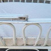 Lit berceau bambou rotin à roulettes, blanc, avec anse, vintage, années 60