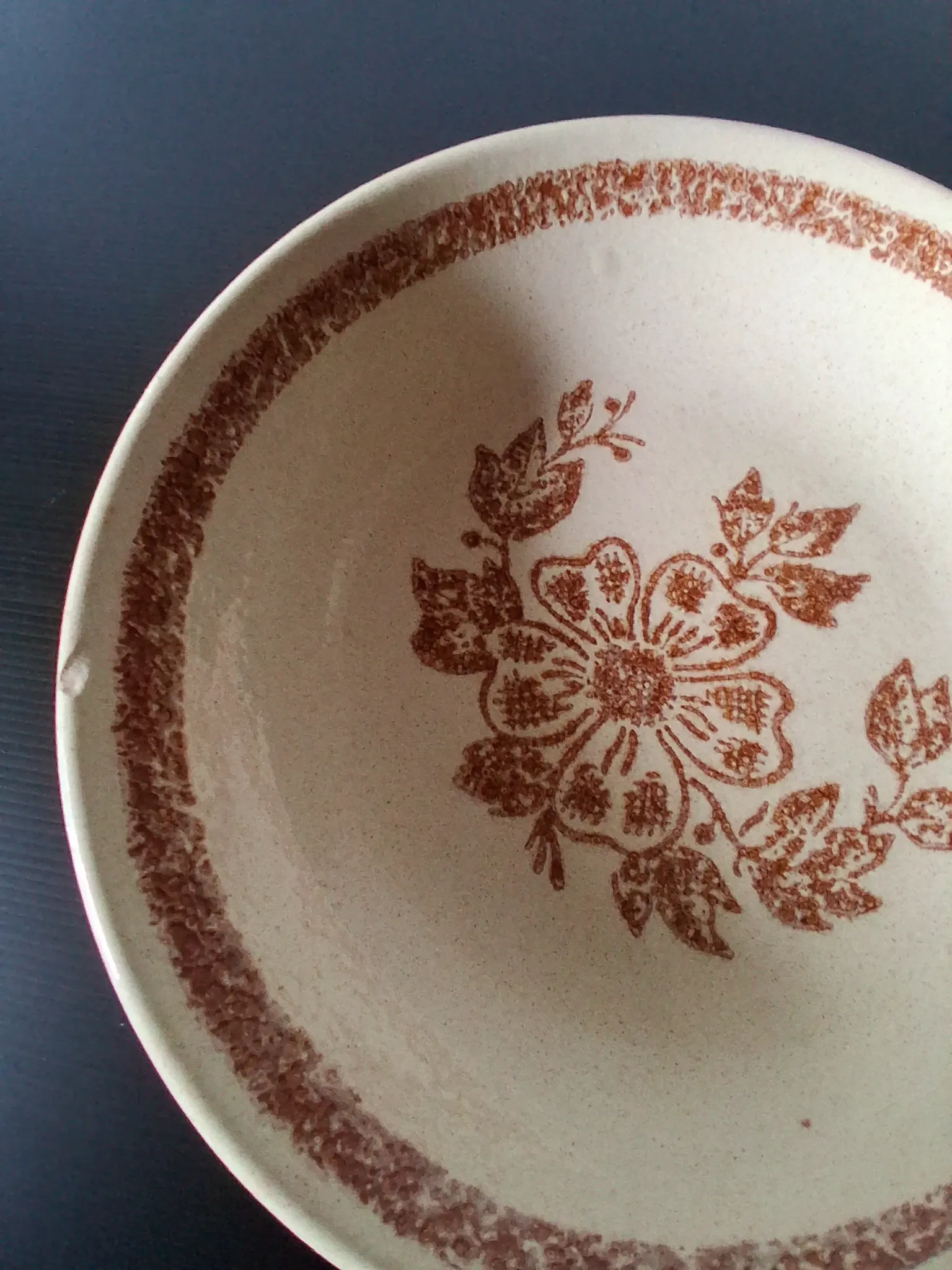 6 beige ceramic deep plates in very good condition.