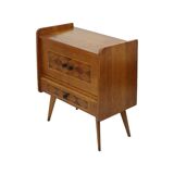 commode vintage à motif damier au design scandinave