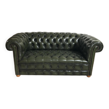 Canapé chesterfield vert anglais patiné