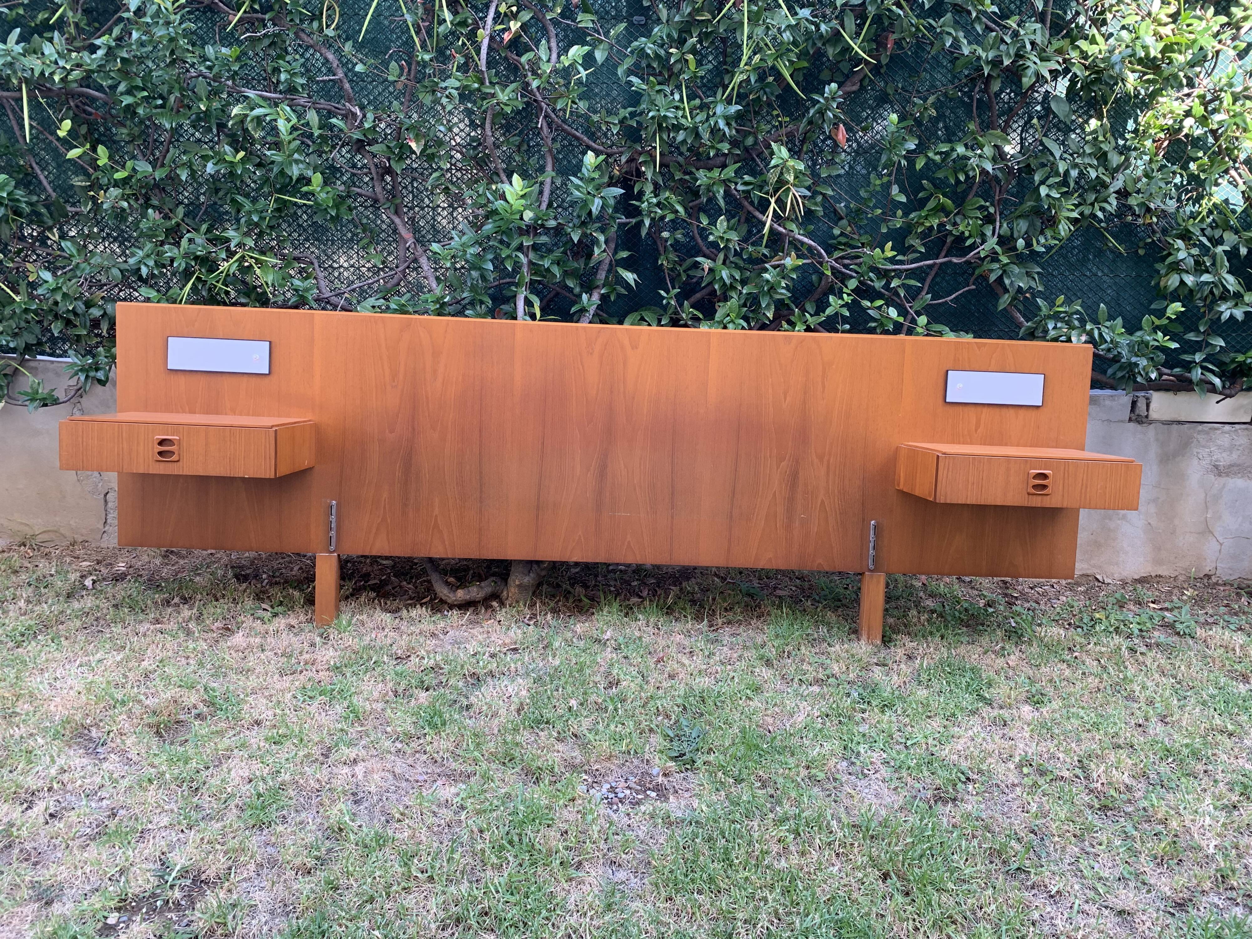 Headof with built-in wall lamp