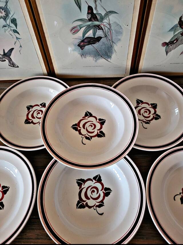 Deep plates Sarreguemines Noyon, black burgundy colour.