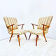 Une paire de chaises vintage avec des rayures