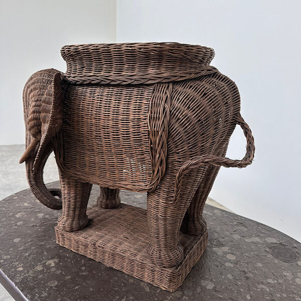 Grand support de plante éléphant en osier vintage / table d'appoint – déclaration sculpturale bohème