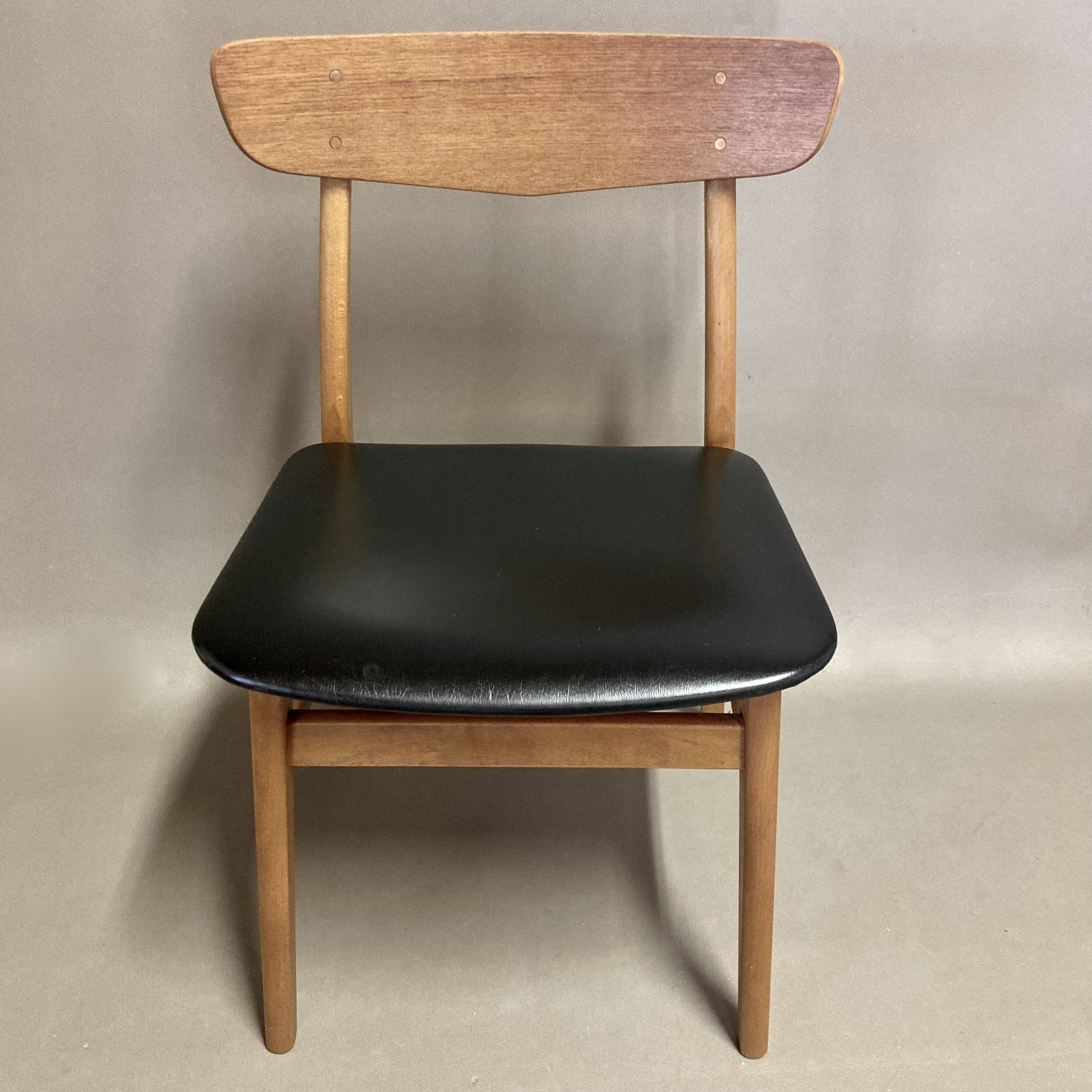 Ensemble de 4 chaises "design scandinave" 1950.