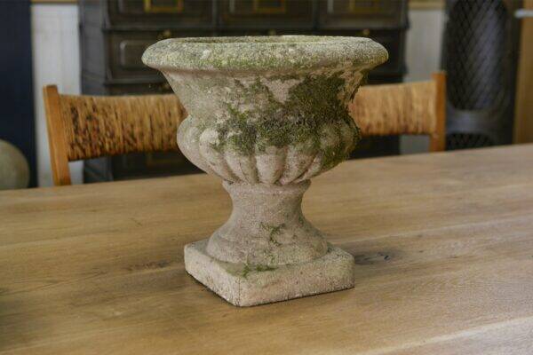 Pair of Medici vases in reconstituted stone, 20th century