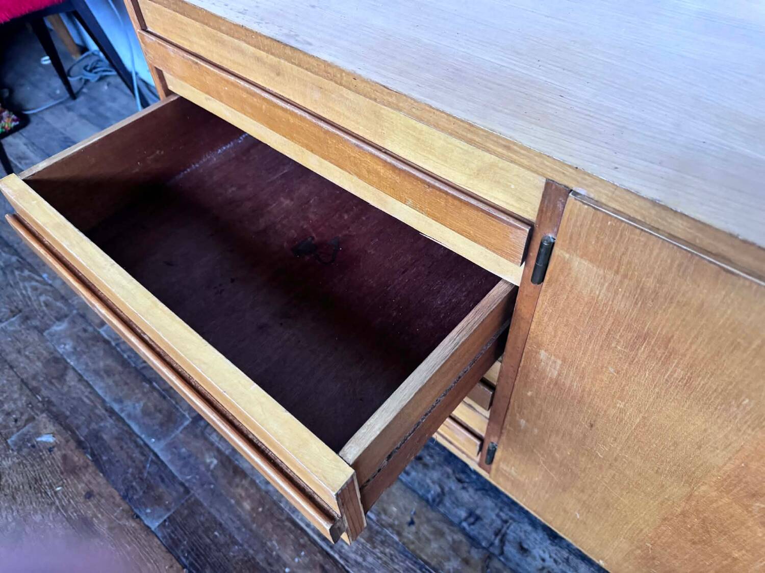 Vintage enfilade from the 1960s, 150 cm long, with 2 doors and 4 drawers.